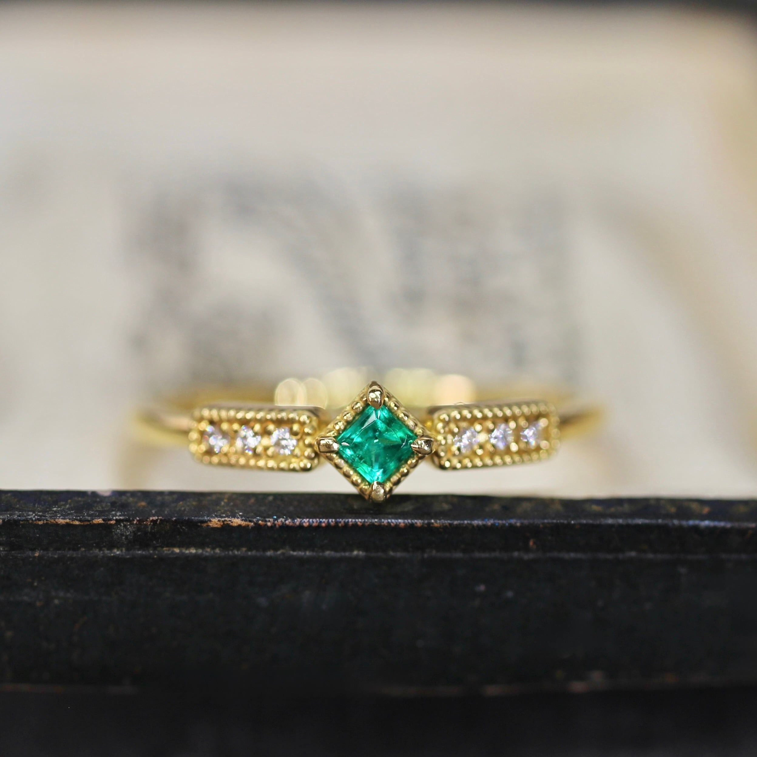 エメラルド 0.07ct ダイヤモンド 計0.03ct プリンセスカット K18YG シグナルアーム【MJ2848】