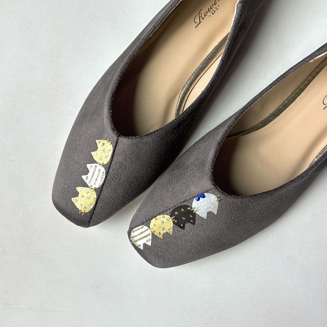 ちょっと変わったデザインのネコ柄パンプス！ダークグレー！切り返し仕様【受注制作】