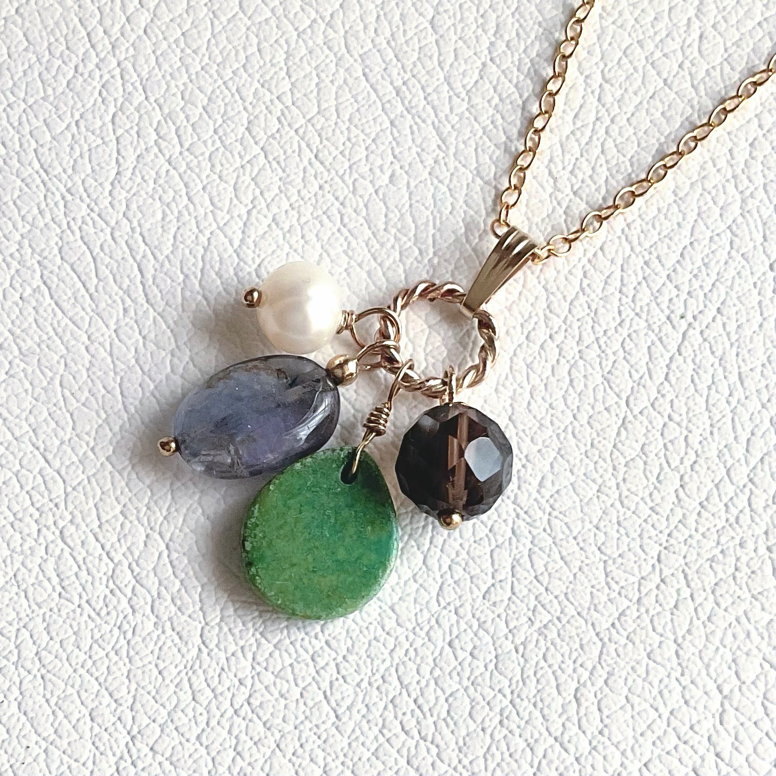 ～風の音色～ターコイズ、アイオライト、スモーキークオーツ、淡水真珠のネックレス 17,136円