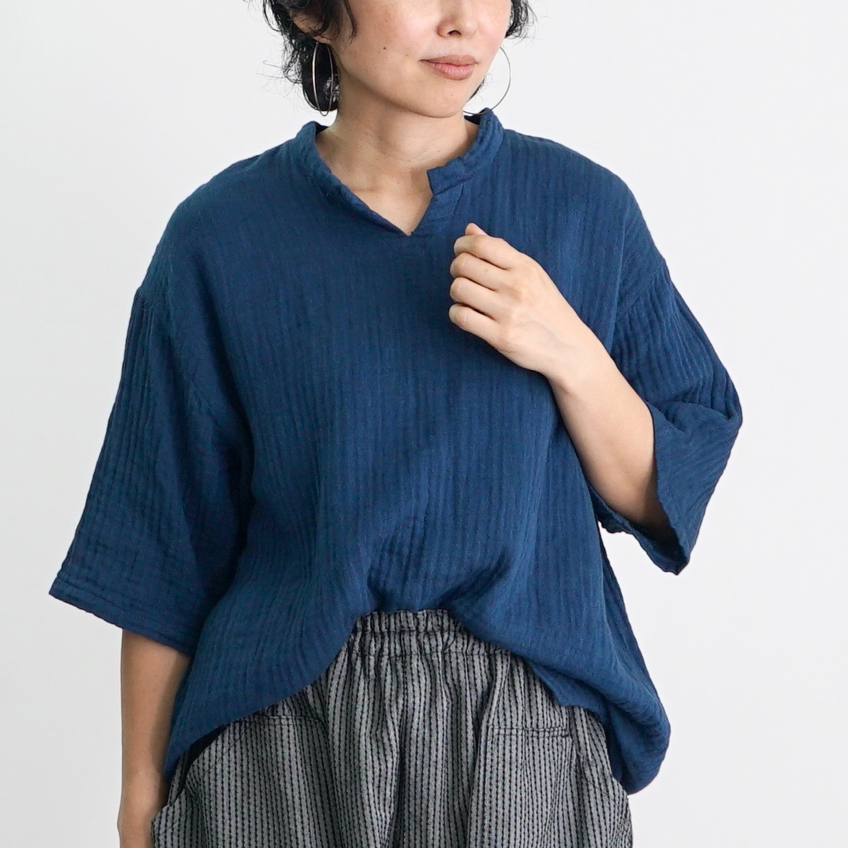 キーネックガーゼTシャツ/ブルー/ヘリンボーンガーゼ