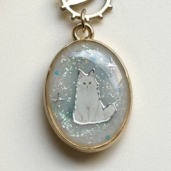 レジン スチームパンク 後ろ姿の猫と歯車 ブローチ ホワイトピンク