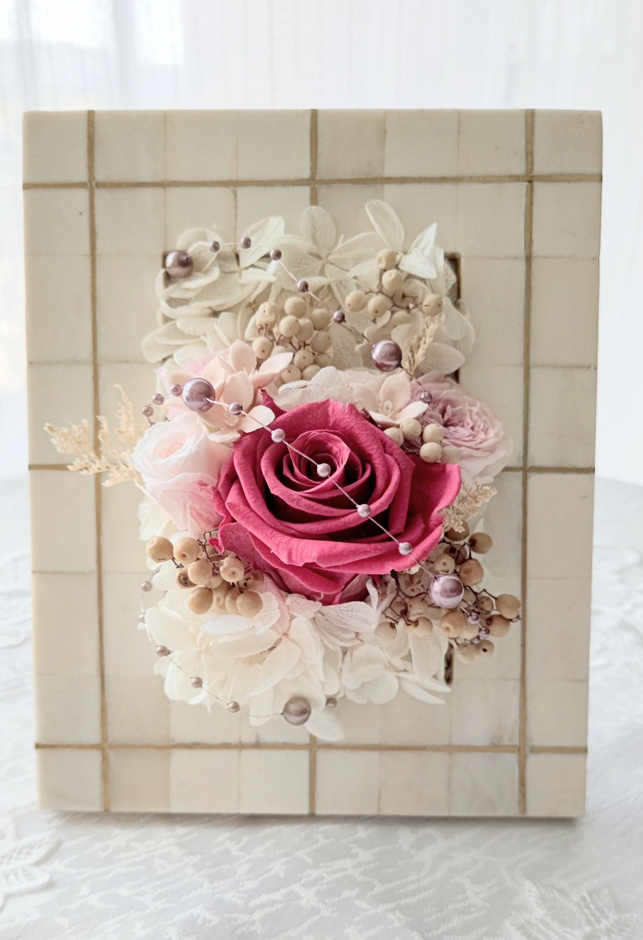 上品さわやかタイルフレームアレンジ～プリザーブドフラワー