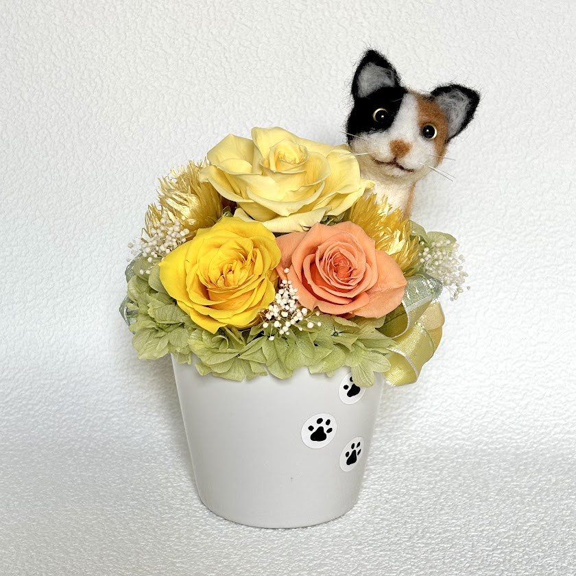 ちょこんと顔出す　猫（三毛猫）＆　プリザーブドフラワー（黄色系）　/羊毛フェルト　ねこ　花　プレゼント　猫好き　米寿祝い