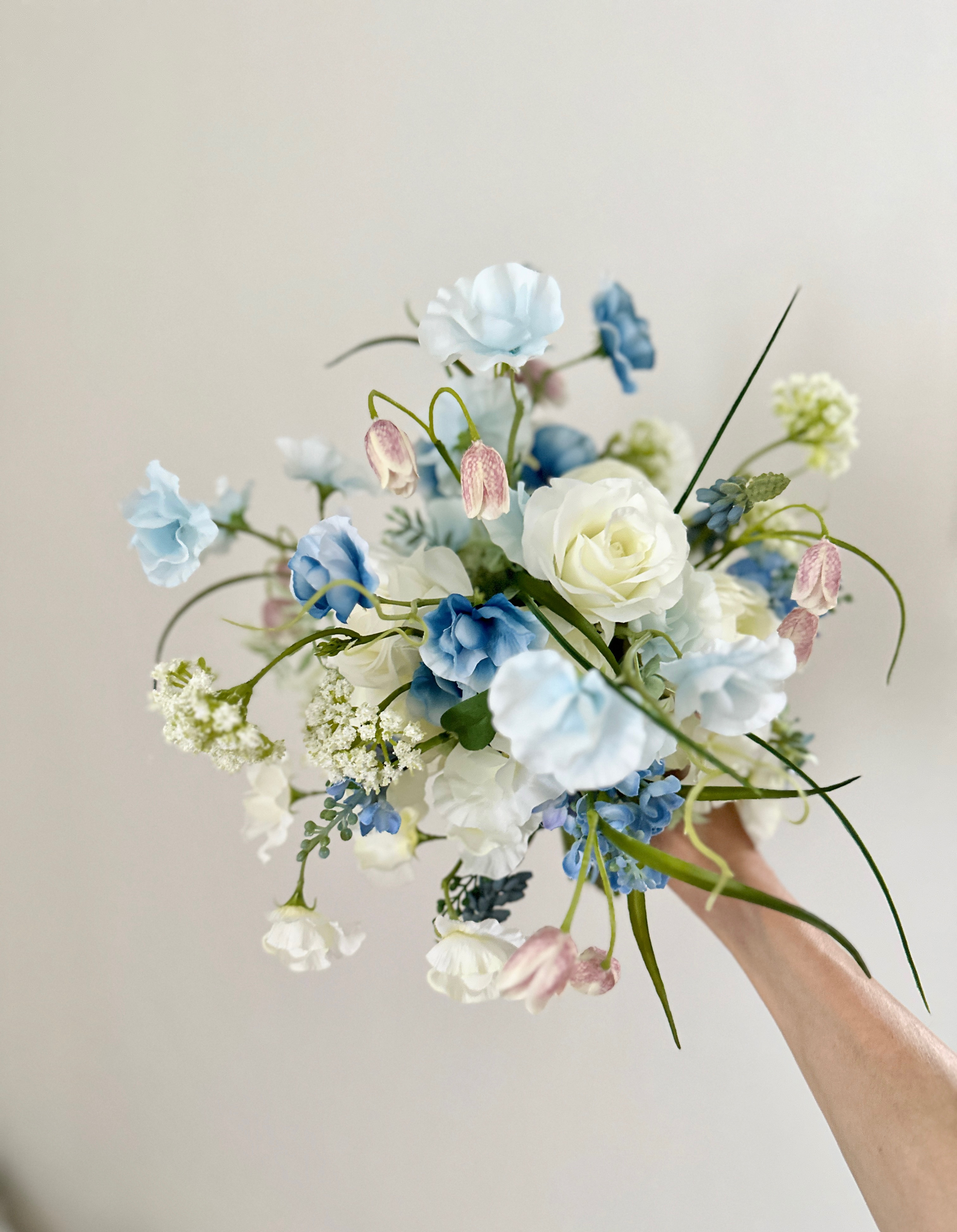 ふんわりピオニーとスイトピーのブーケ　ブルーブーケ　芍薬ブーケ　ホワイトブーケ　造花ブーケ