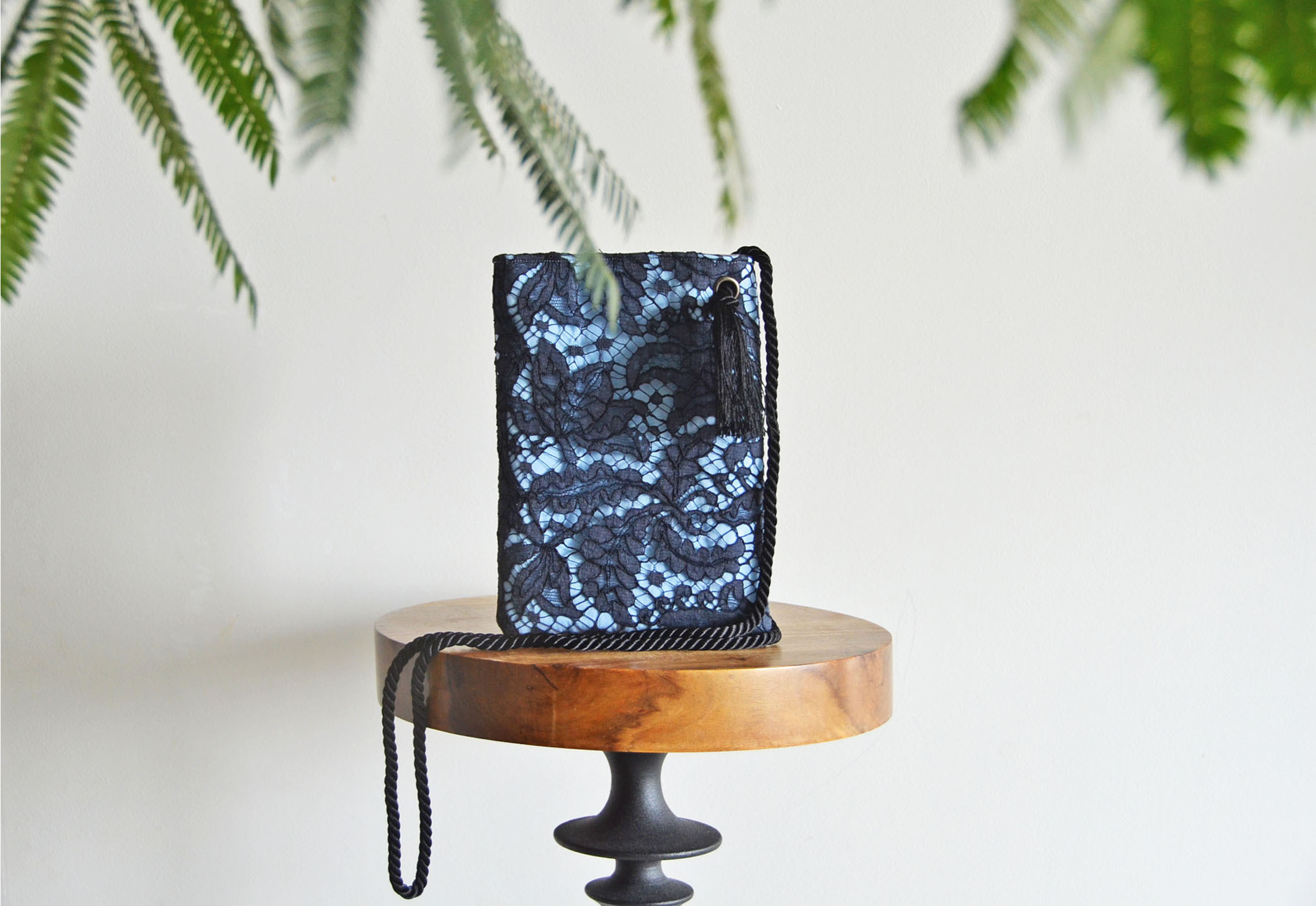 数量限定！フランス製　上質リバーレース２ｗayスマホポーチ　　ネイビー×ライトブルー　スマホショルダー