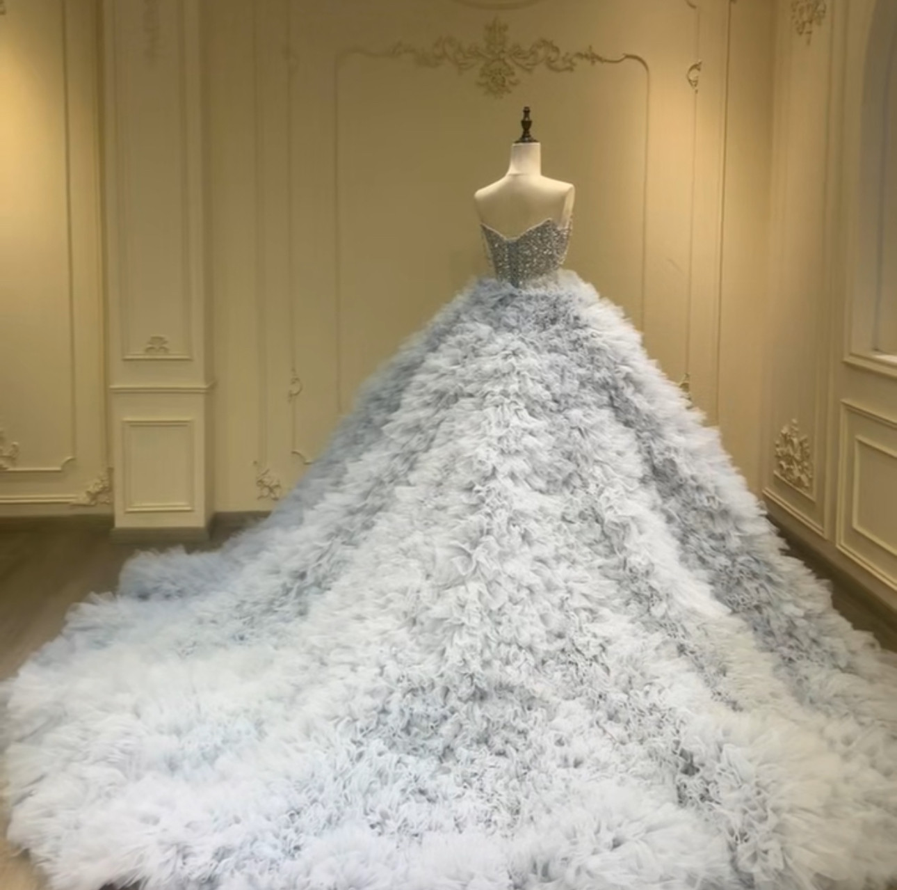 韓国スタイル　ギャザースカート　プリンセスライン高級なグレー　カラー変更可能　ロングトレーン　キラキラストーン　背中みせ