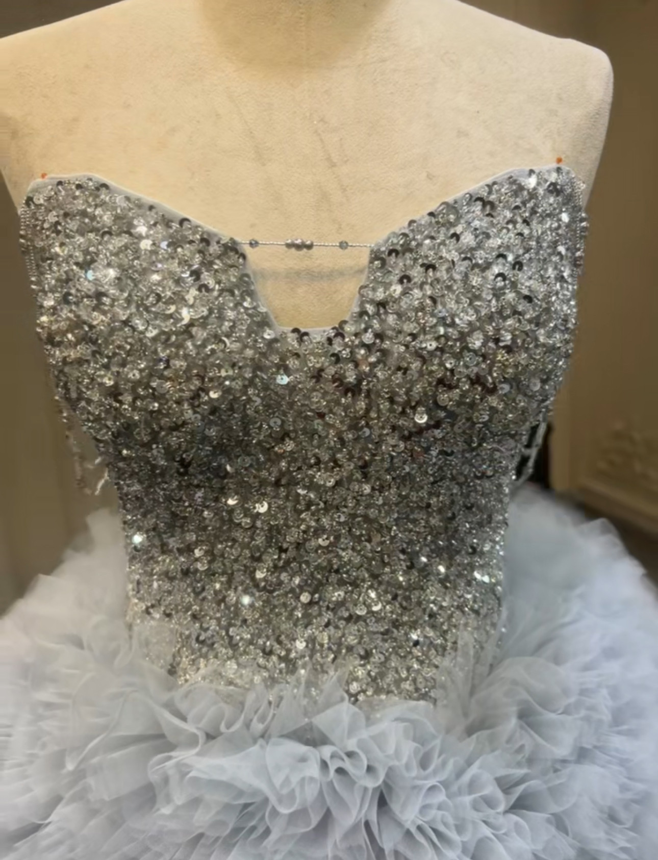 韓国スタイル　ギャザースカート　プリンセスライン高級なグレー　カラー変更可能　ロングトレーン　キラキラストーン　背中みせ