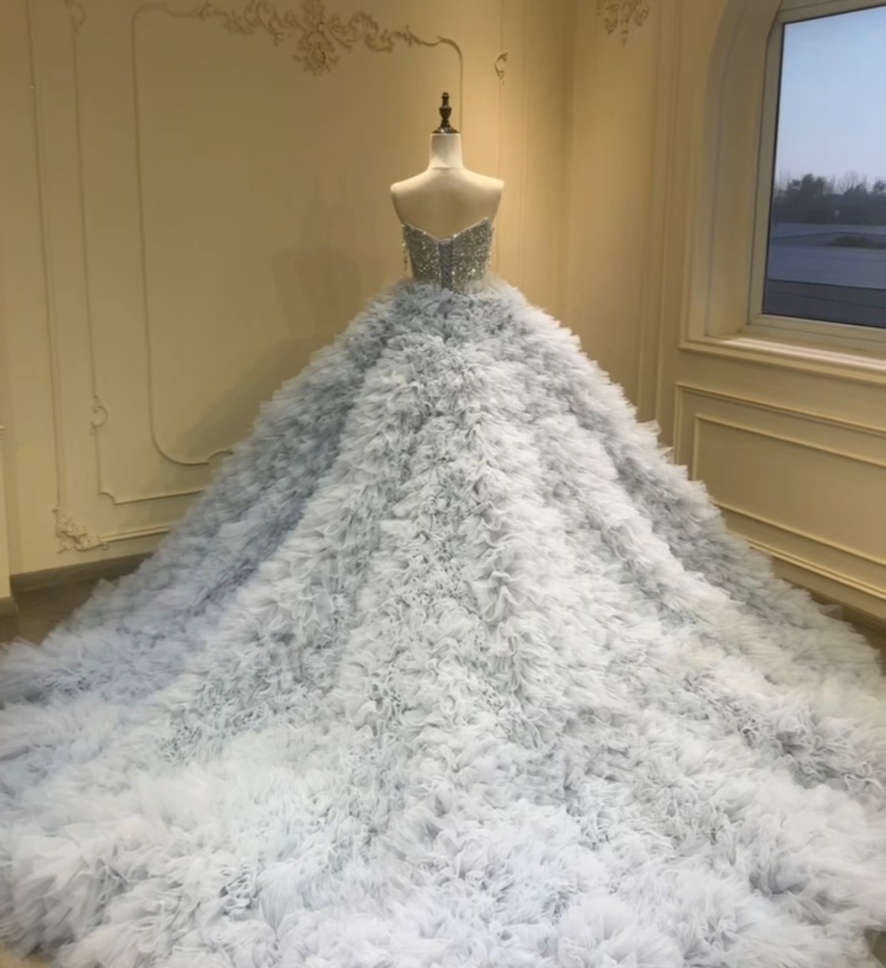 韓国スタイル　ギャザースカート　プリンセスライン高級なグレー　カラー変更可能　ロングトレーン　キラキラストーン　背中みせ