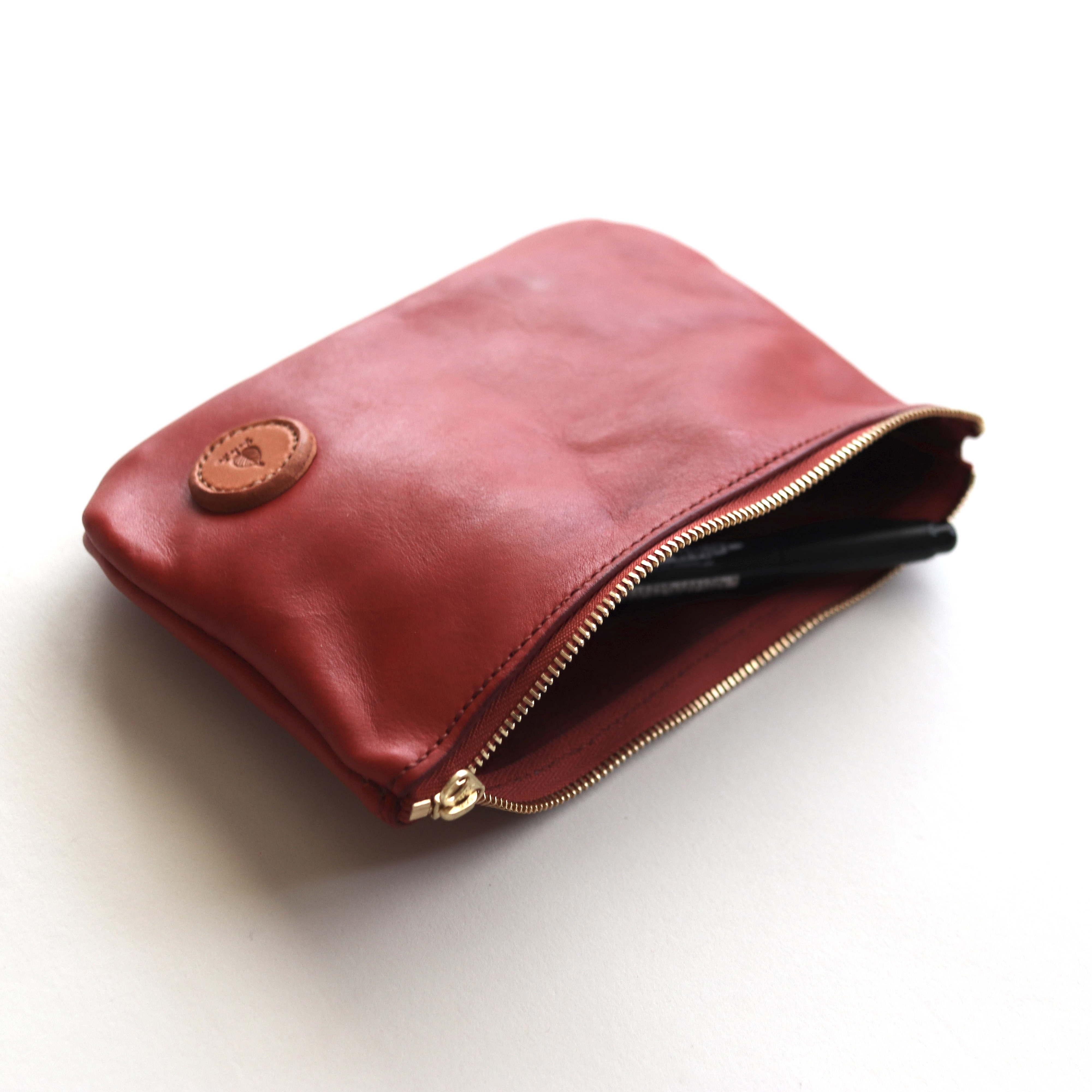 茜染のファスナーポーチ