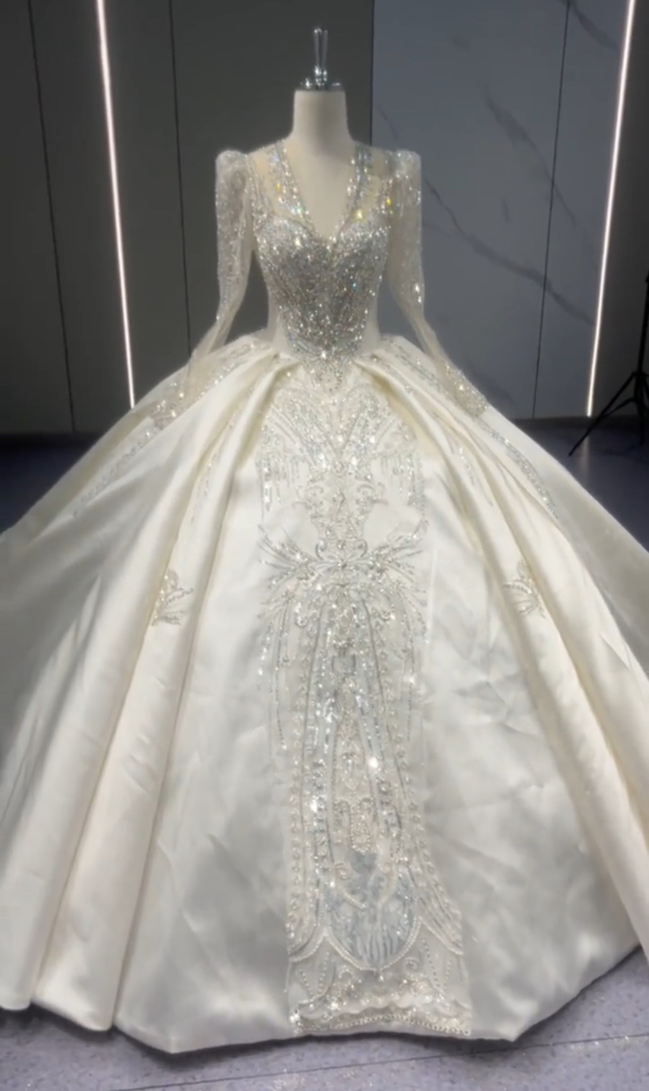 見逃さない　アンティークなウェディングドレス　光沢サテン　オフホワイト　長袖背中空き　編み上げ　トレーンキラキラ魅惑刺繍