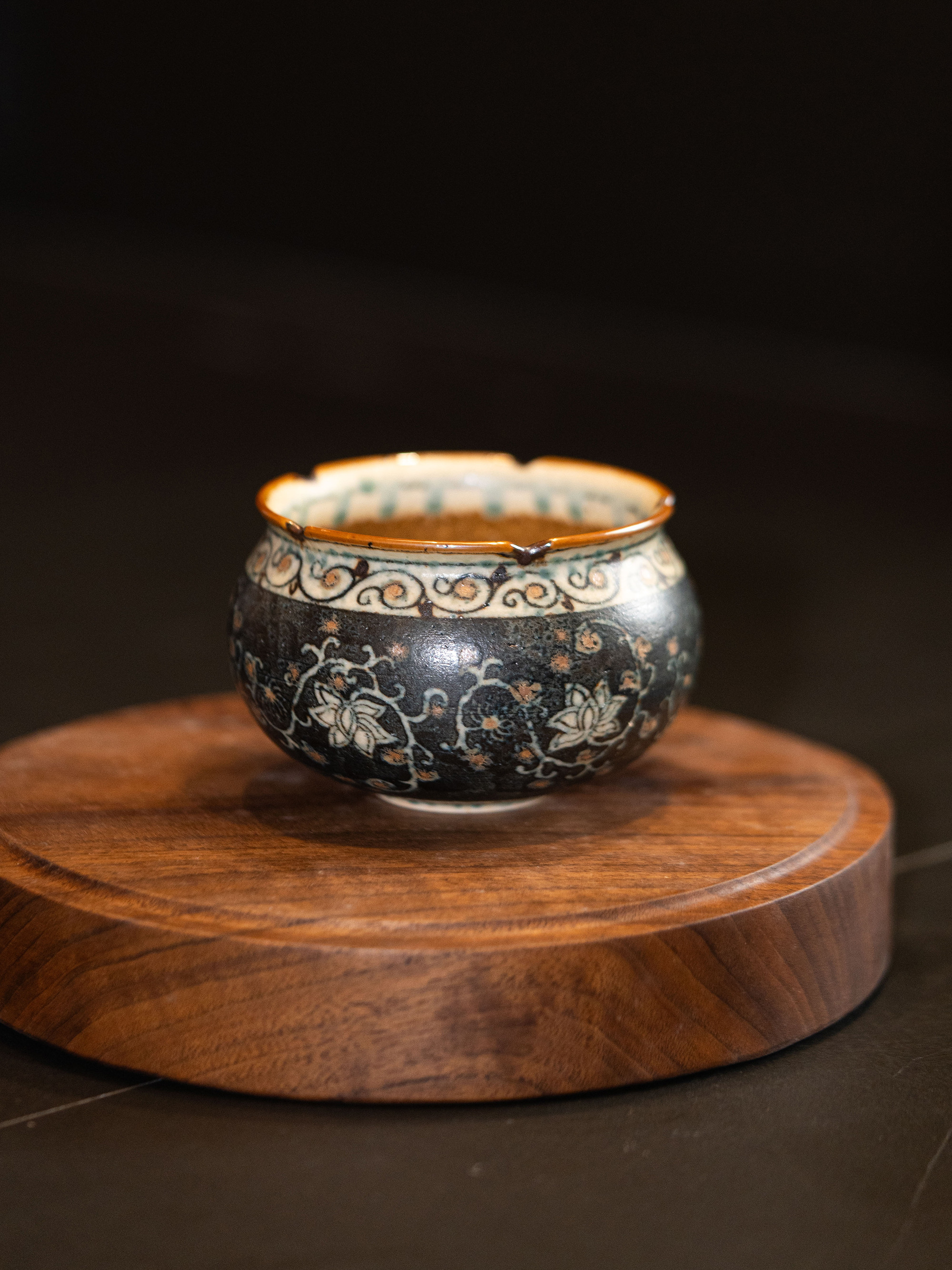 詩瓷集｜中国唐風・敦煌蓮菊文 大きめ巾着型マグカップ（約250ml）景徳鎮手作り 黒地青花磁 茶碗｜香插