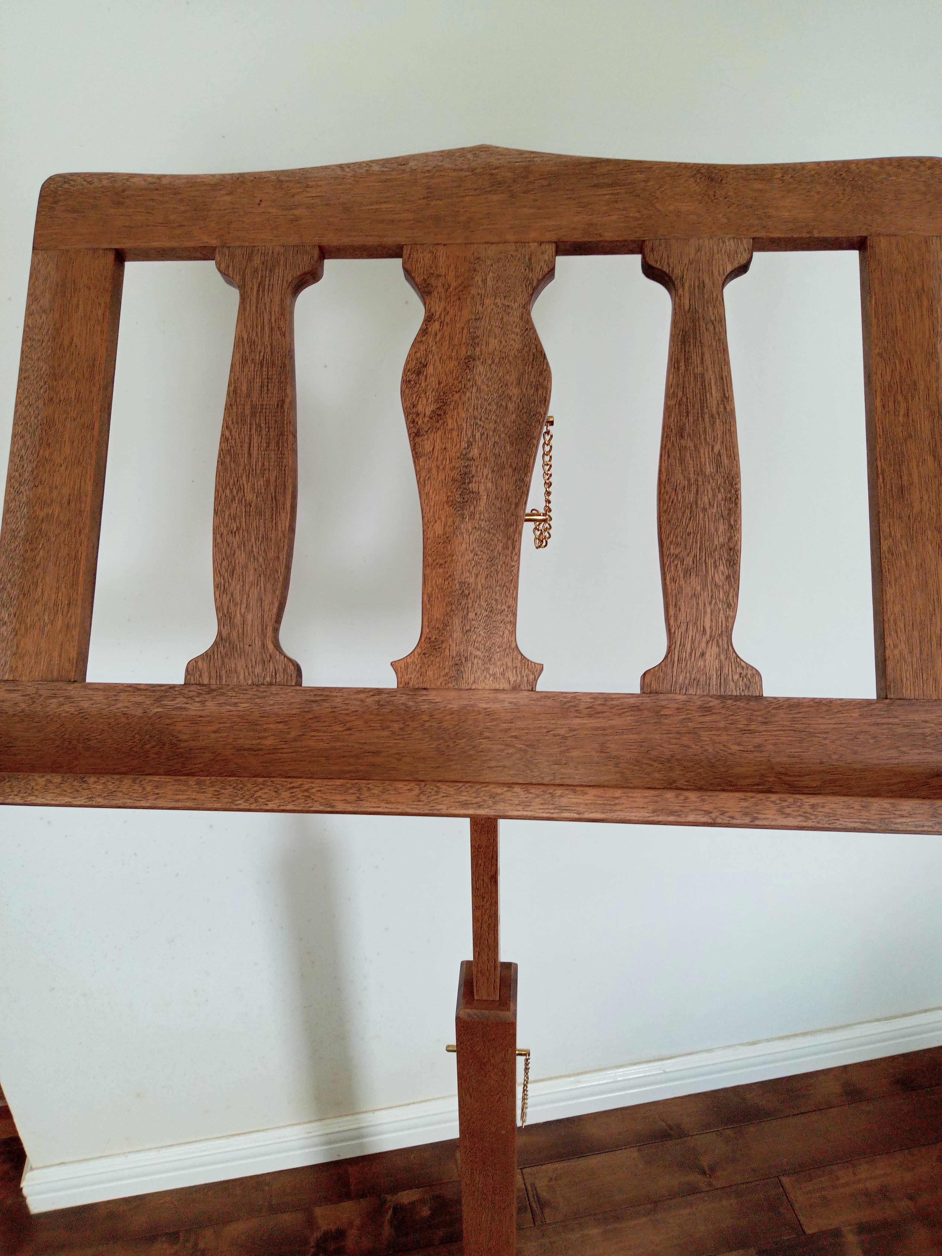 木製譜面台（落葉広葉樹の代表ともいえるブナ無垢材で製作）