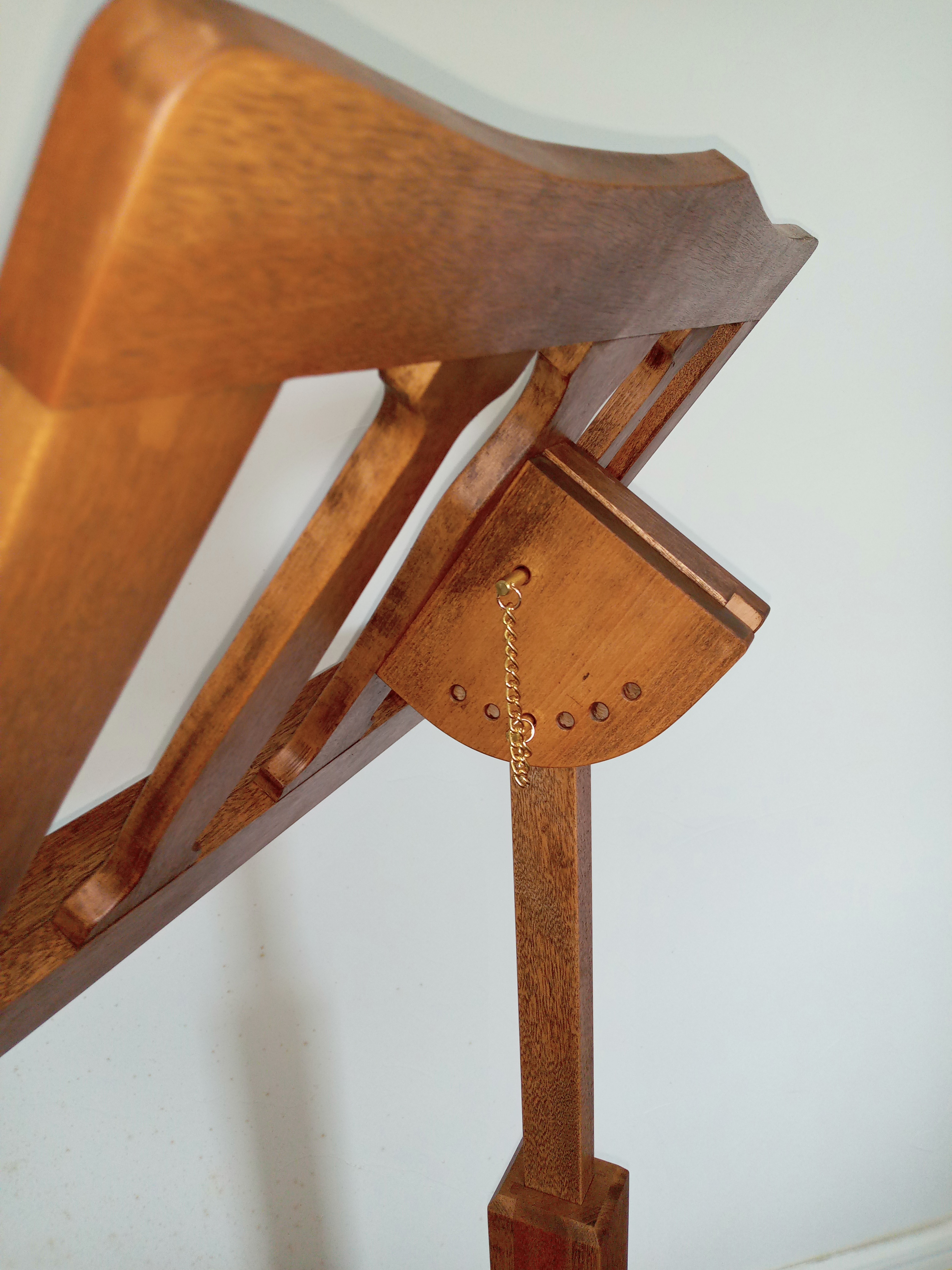 木製譜面台（落葉広葉樹の代表ともいえるブナ無垢材で製作）