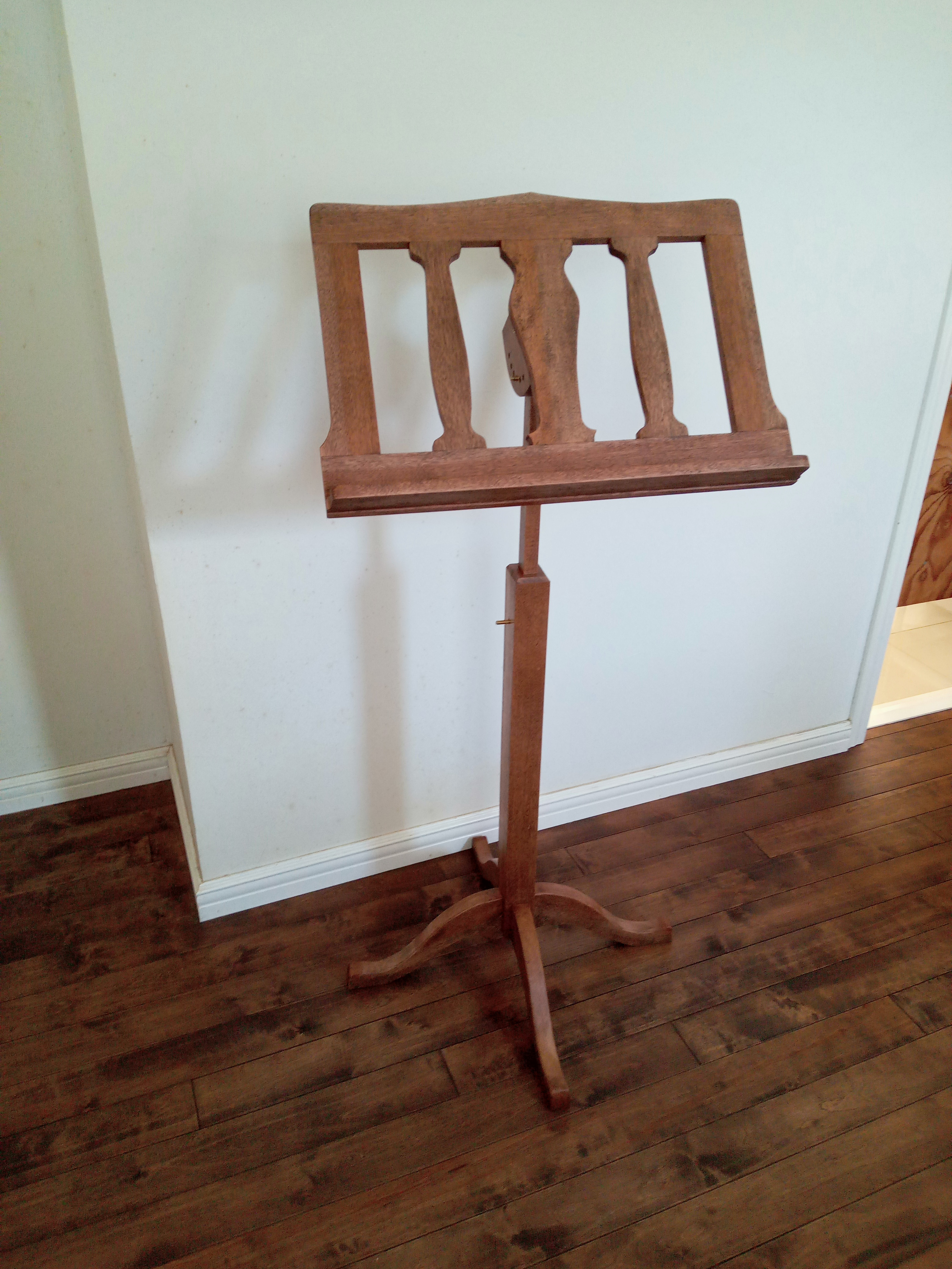 木製譜面台（落葉広葉樹の代表ともいえるブナ無垢材で製作）