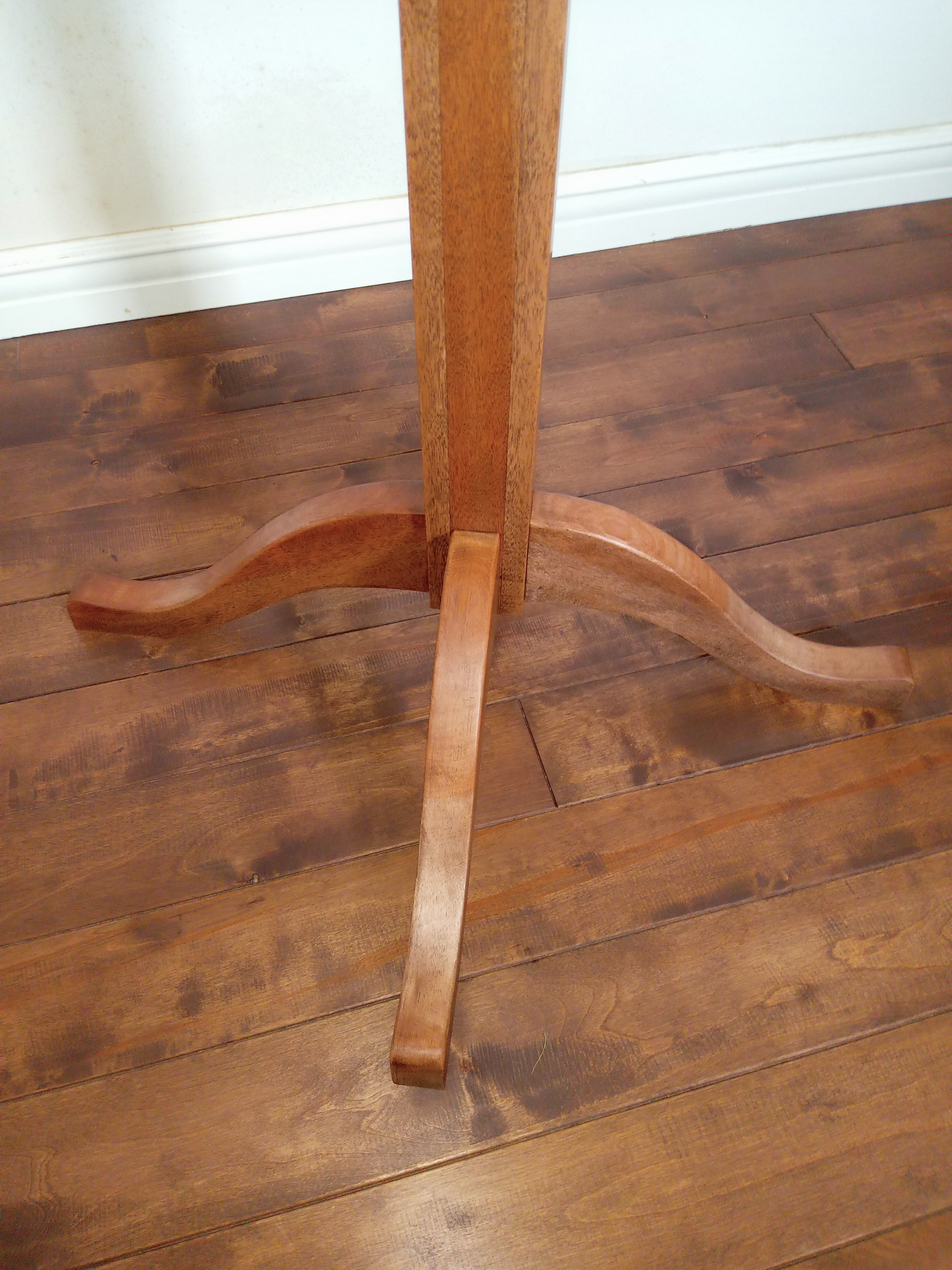 木製譜面台（落葉広葉樹の代表ともいえるブナ無垢材で製作）