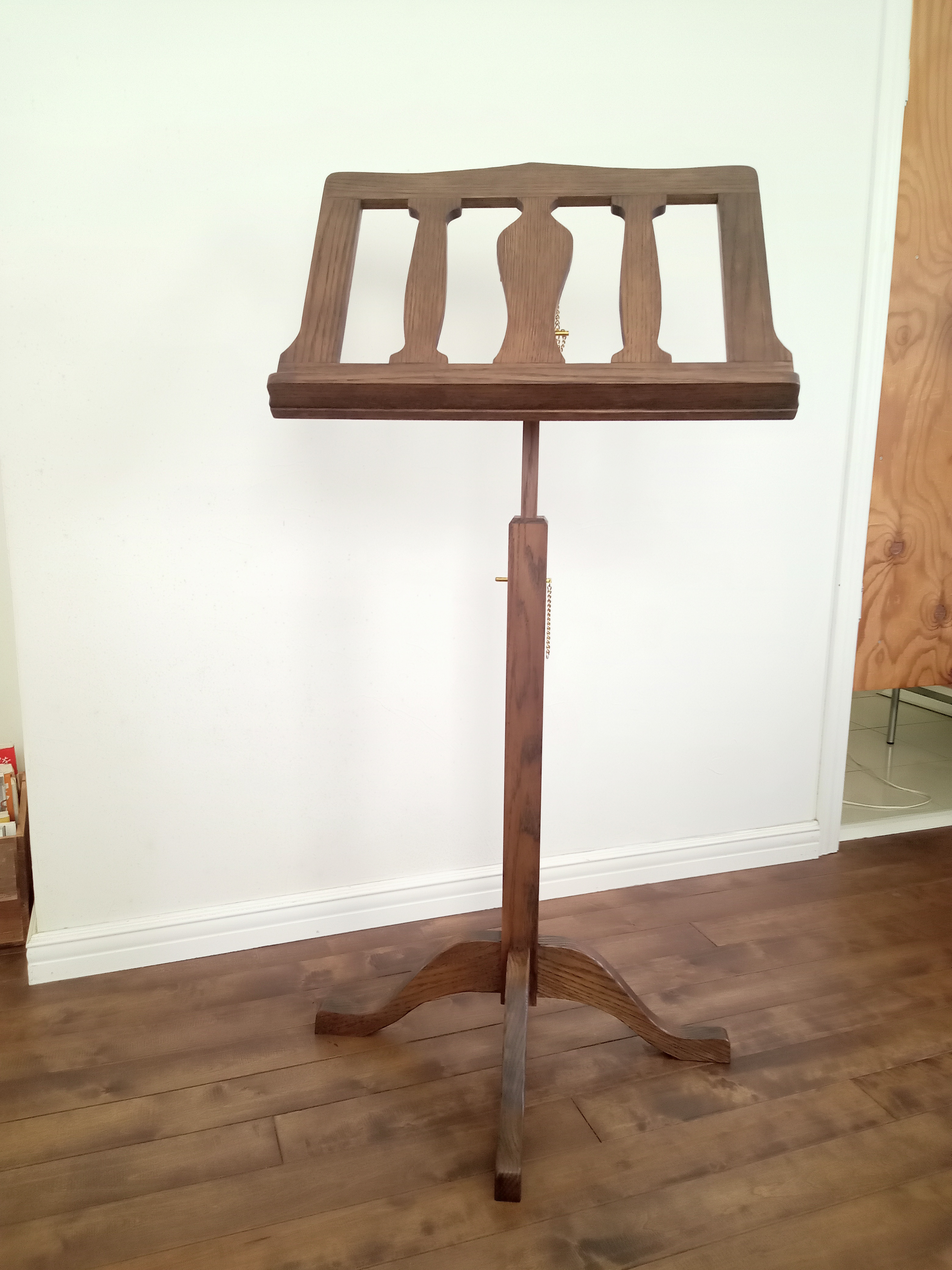 木製譜面台（落葉広葉樹の代表ともいえるブナ無垢材で製作）