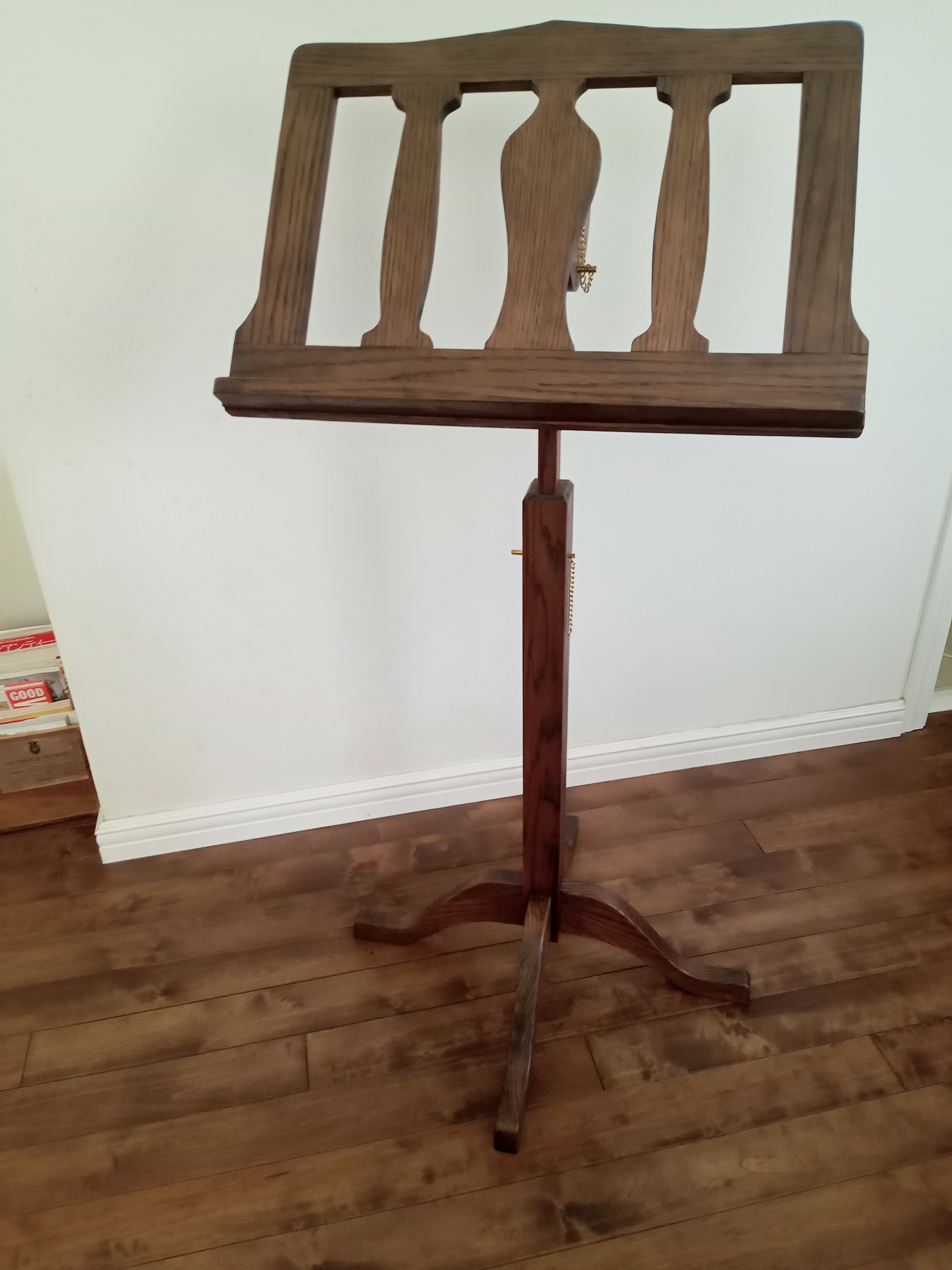 木製譜面台（落葉広葉樹の代表ともいえるブナ無垢材で製作）