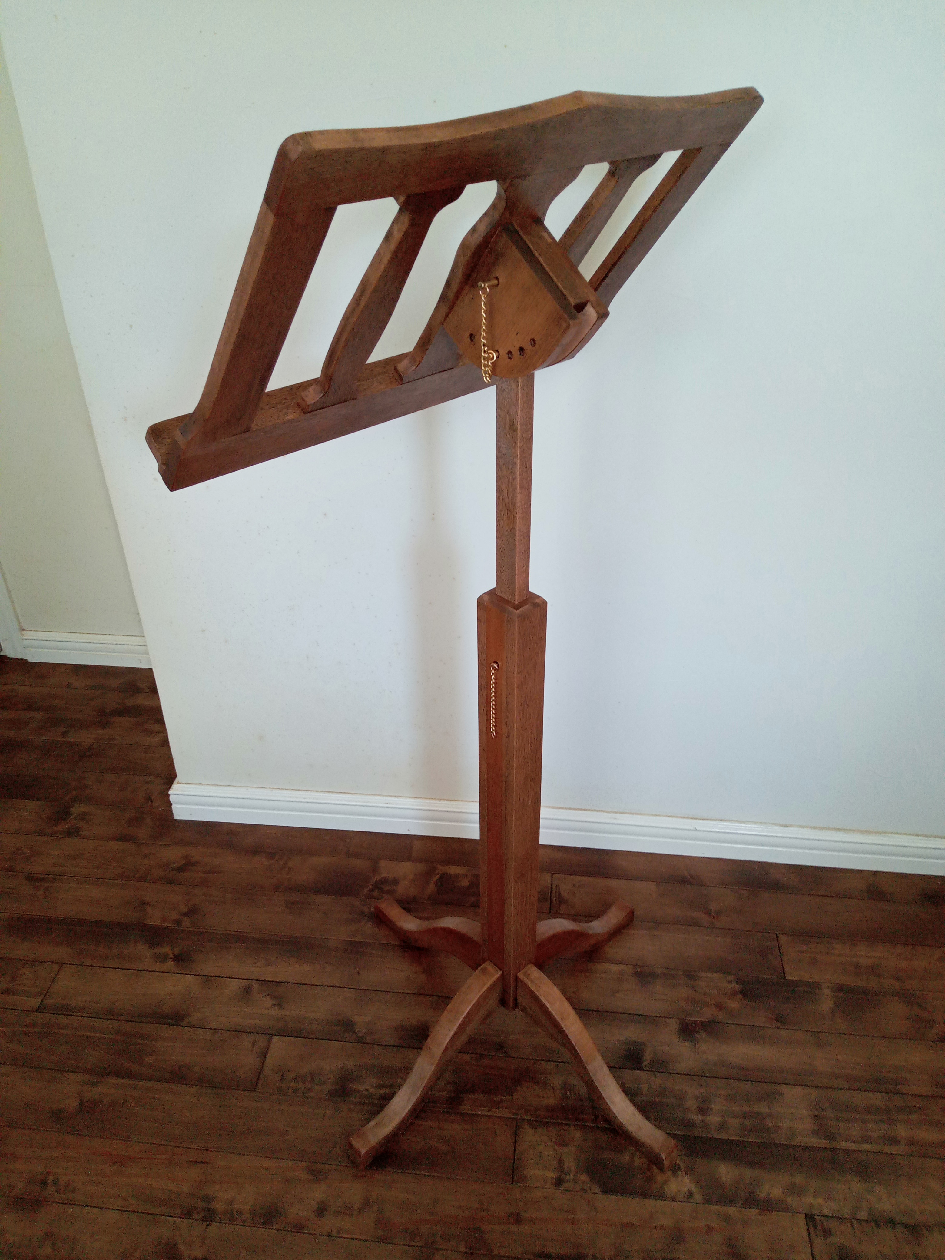 木製譜面台（落葉広葉樹の代表ともいえるブナ無垢材で製作）