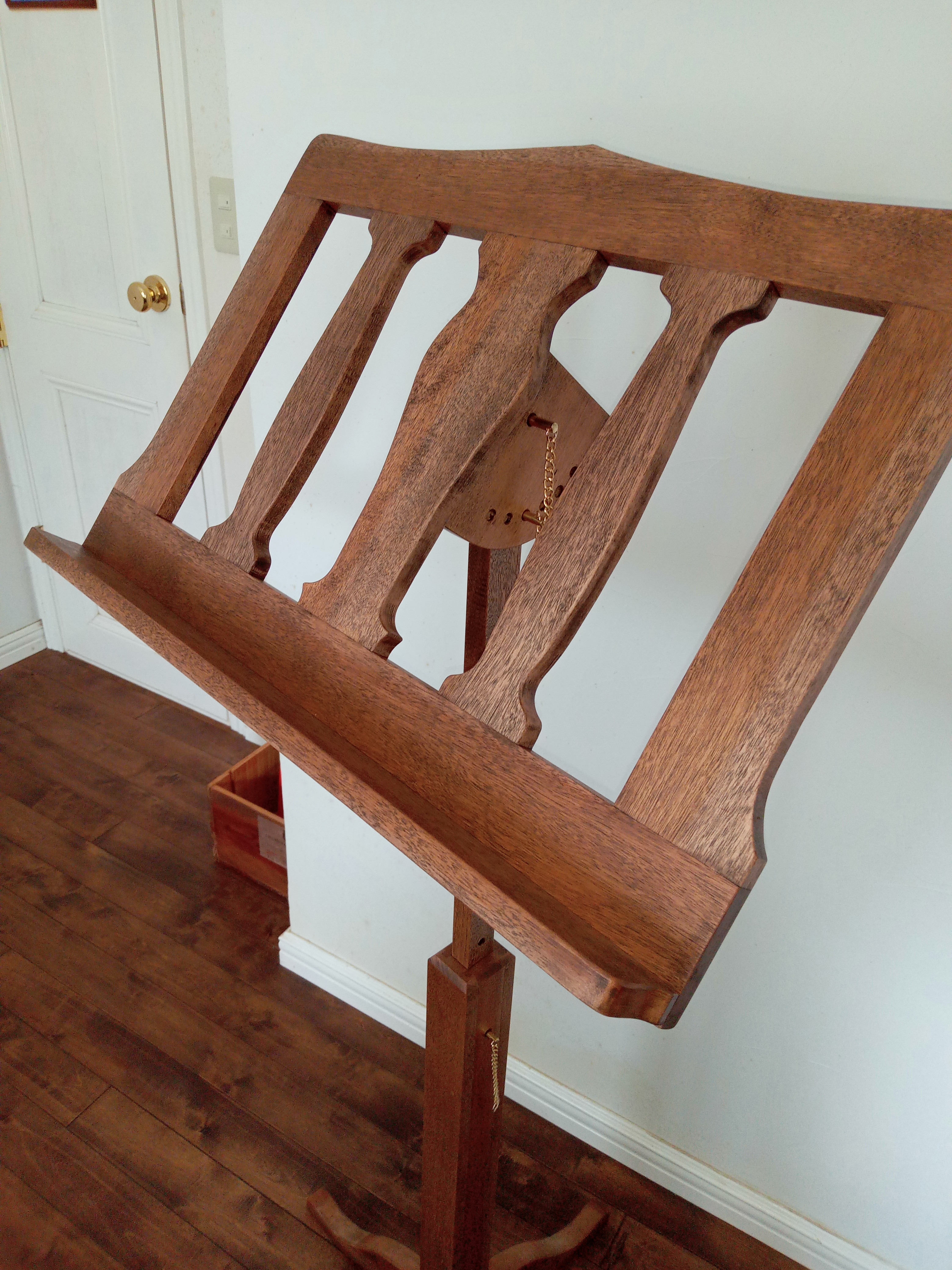 木製譜面台（落葉広葉樹の代表ともいえるブナ無垢材で製作）