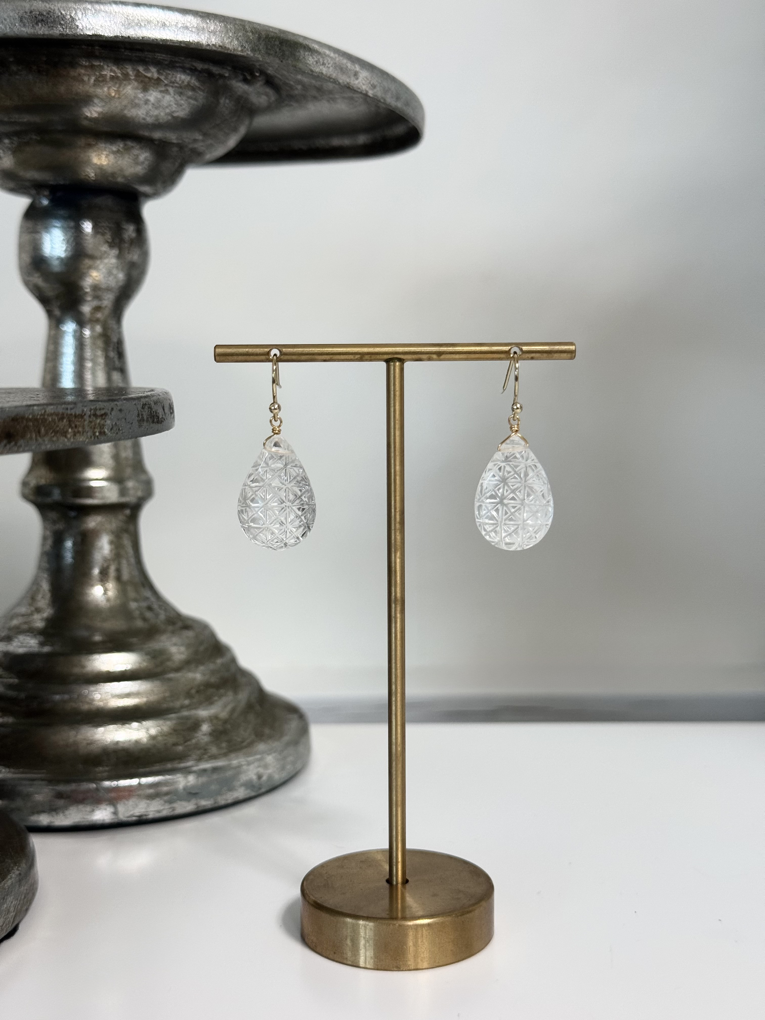 クリスタルクォーツ　水晶の彫刻入りペアシェイプピアス/金具変更可〈14kgf  K10  K18〉