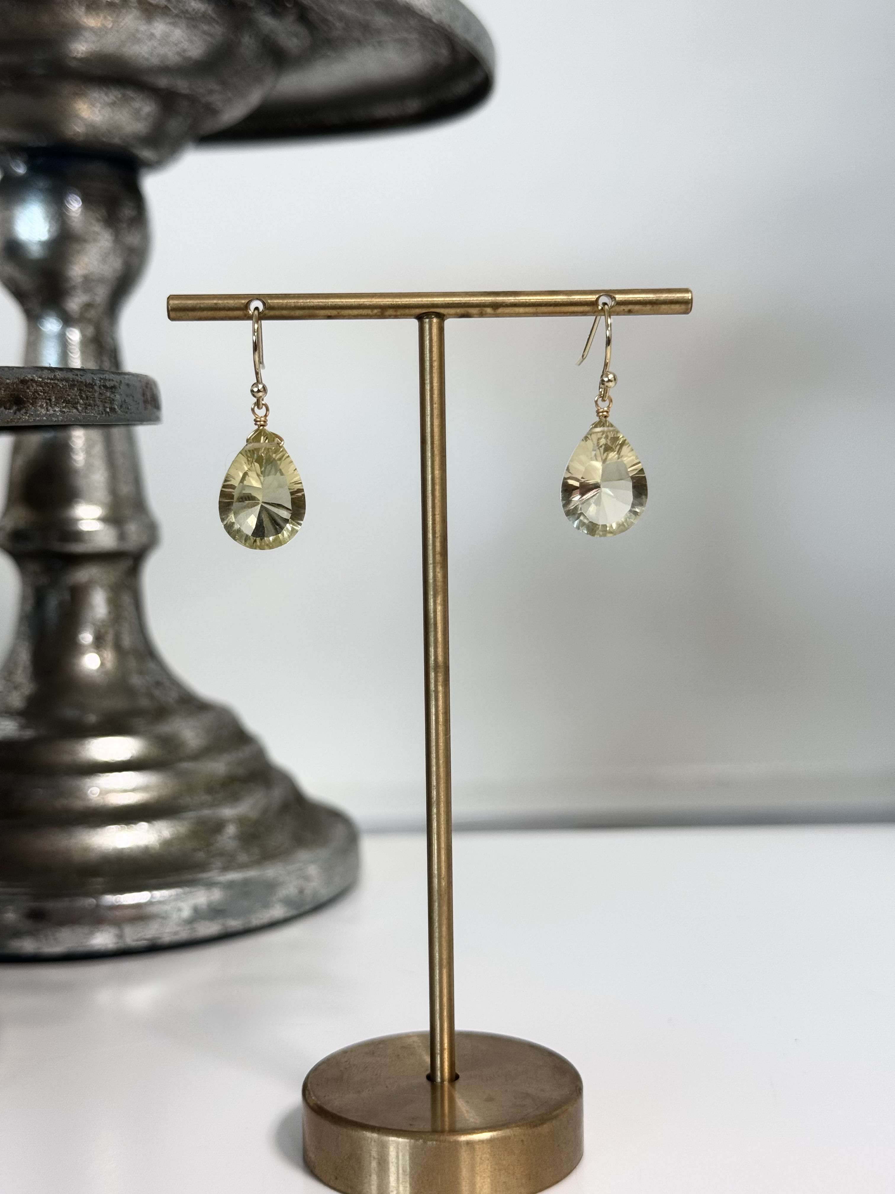 レモンクォーツのペアシェイプコンケーブカットピアス/金具変更可〈14kgf  K10  K18〉