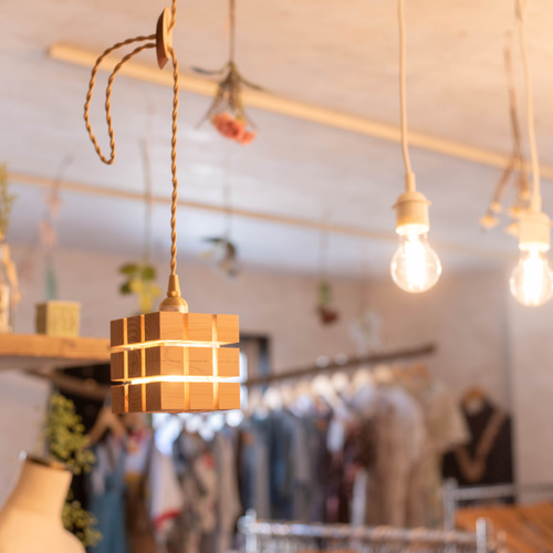 桧材から削り出したキューブ型木製ペンダントライト 照明 無垢材 天然