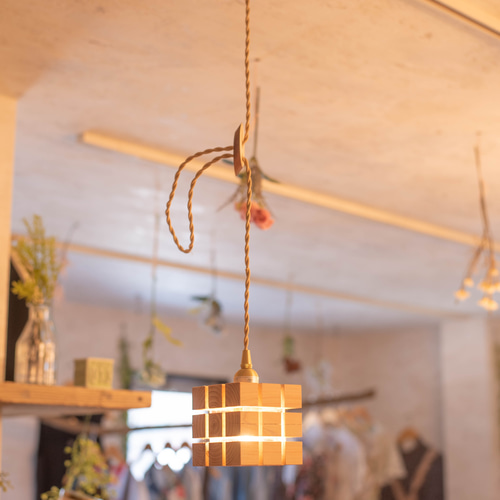 桧材から削り出したキューブ型木製ペンダントライト 照明 シーリング