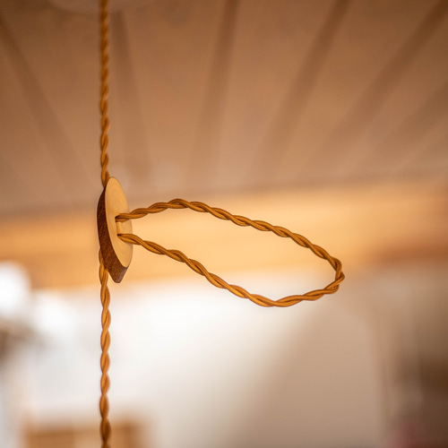 桧材から削り出したキューブ型木製ペンダントライト 照明 シーリング