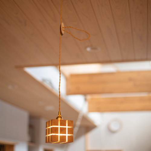桧材から削り出したキューブ型木製ペンダントライト 照明 無垢材 天然
