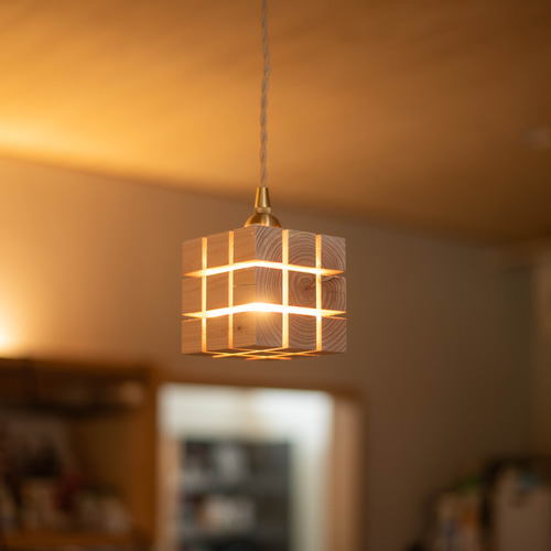 桧材から削り出したキューブ型木製ペンダントライト 照明 シーリング