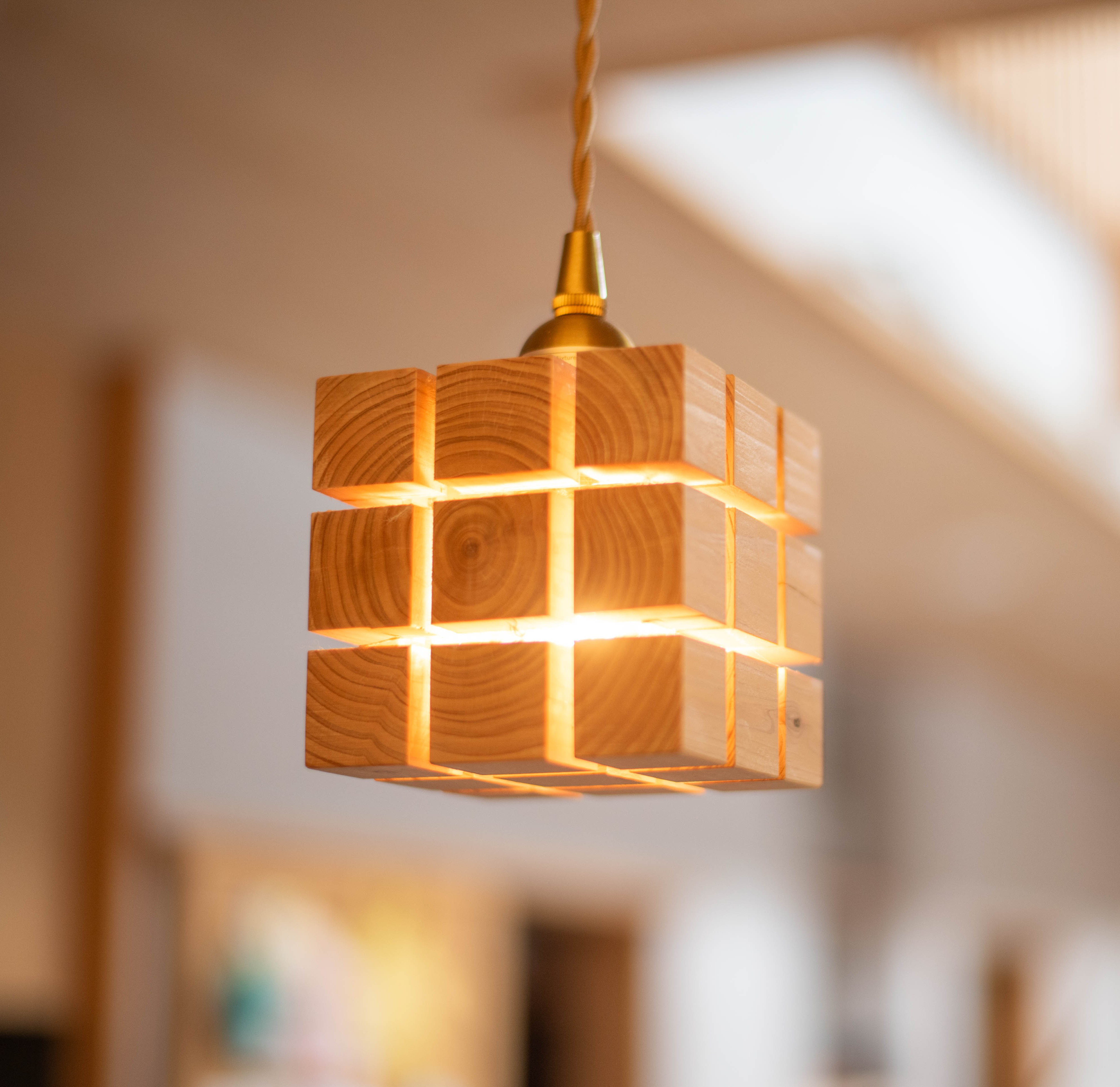 桧材から削り出したキューブ型木製ペンダントライト 照明 無垢材 天然