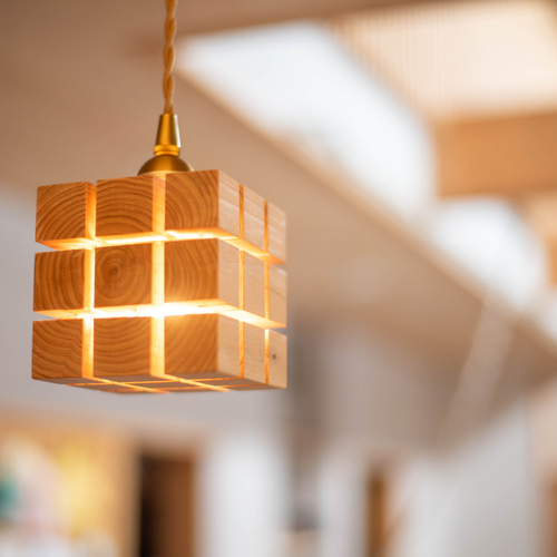 桧材から削り出したキューブ型木製ペンダントライト 照明 シーリング