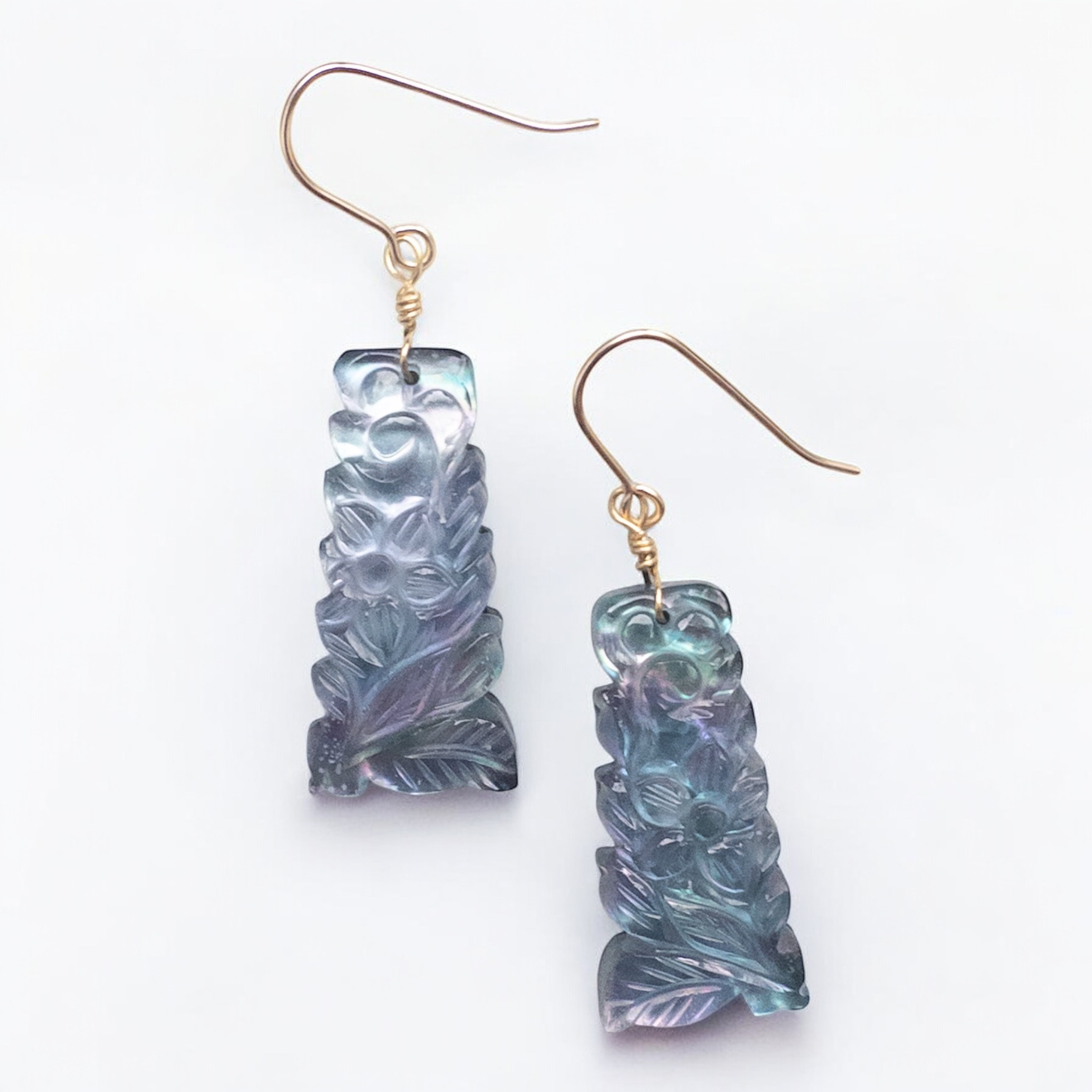 オニキス×マザーオブパールのカービングピアス　14kgf