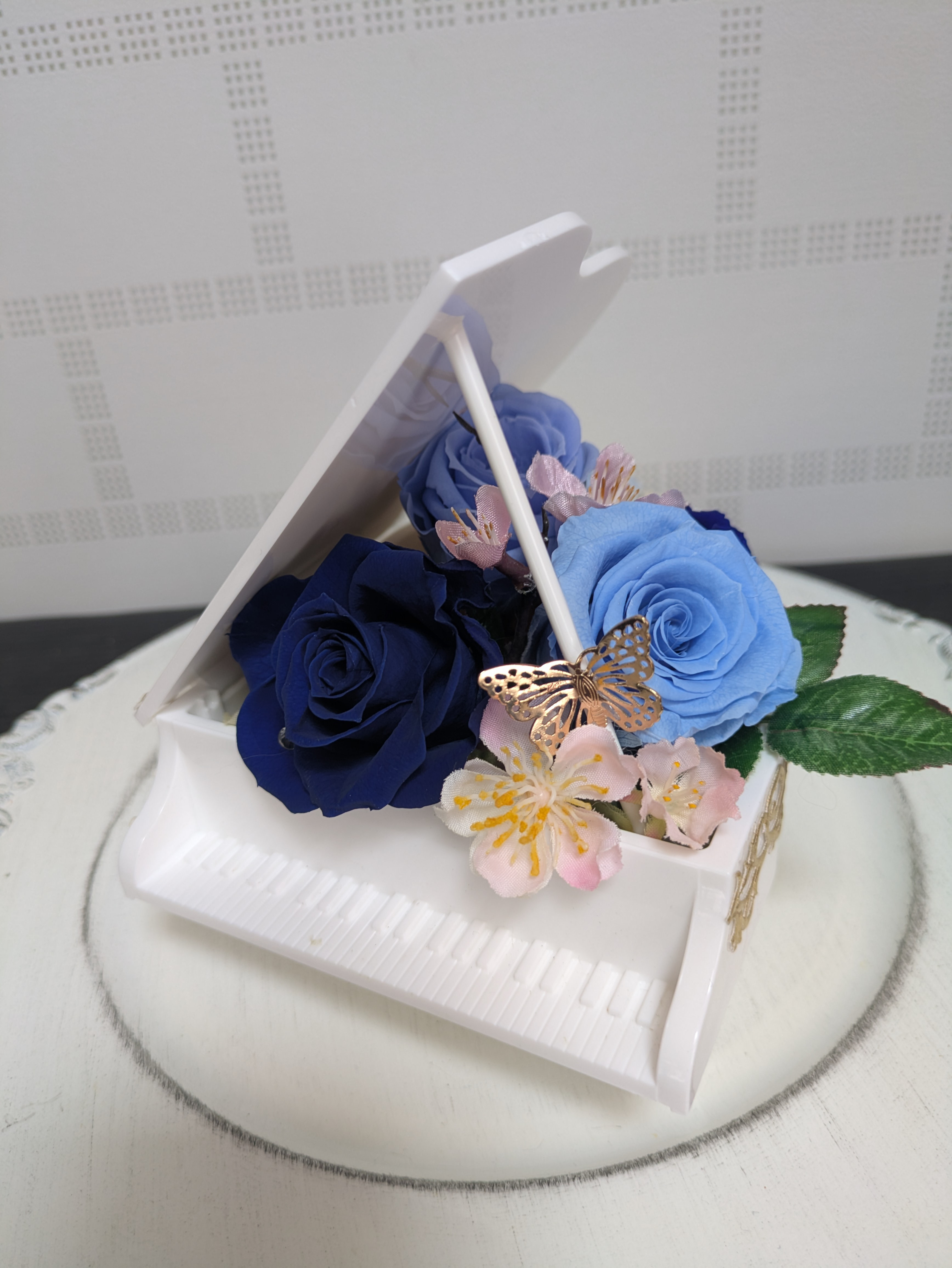 白いピアノのアレンジ♫プリザーブドフラワー薔薇　アーティフィシャルフラワー桜　バタフライ