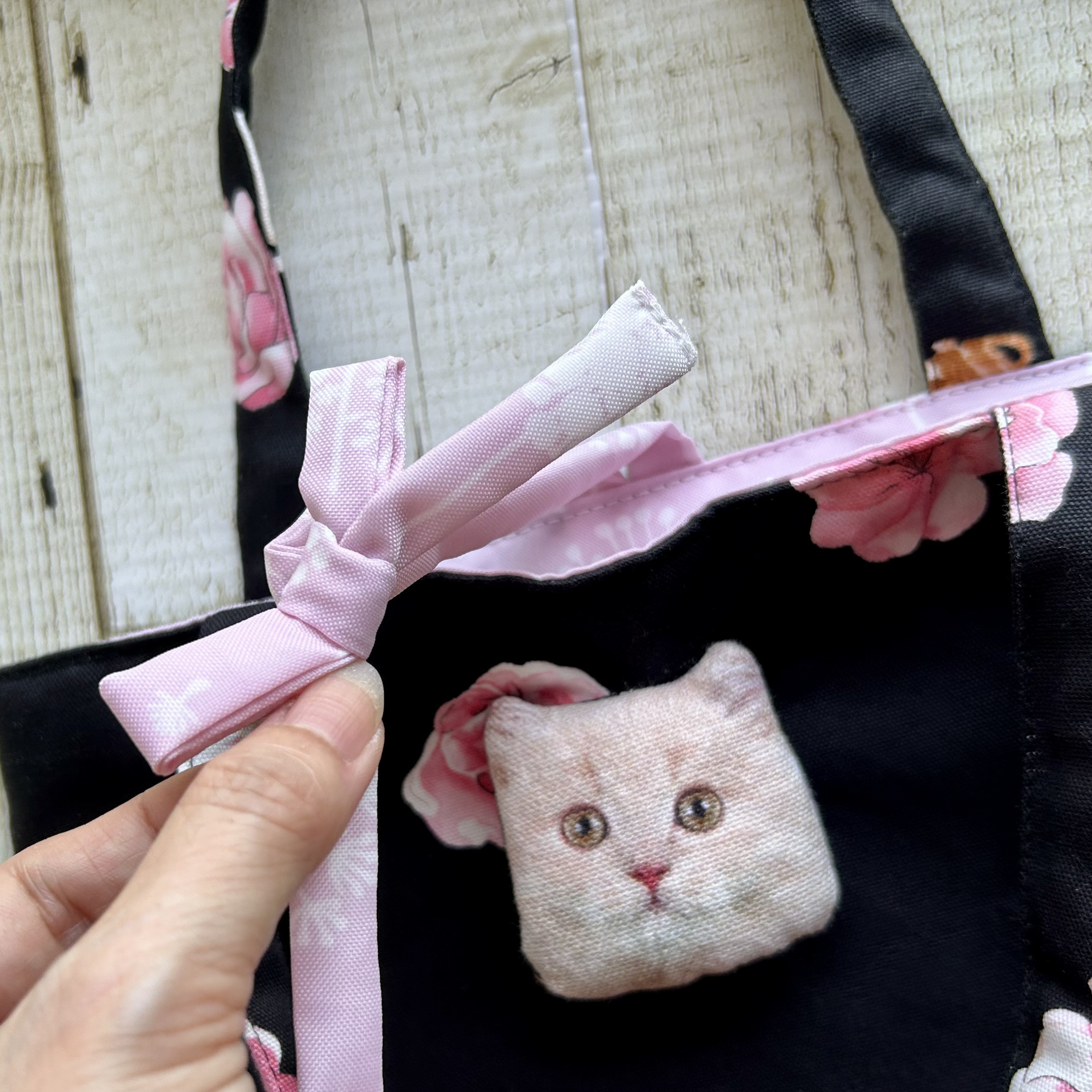 大人かわいいお花と猫ちゃんのトートバッグ　コットン　猫　リボン　flower
