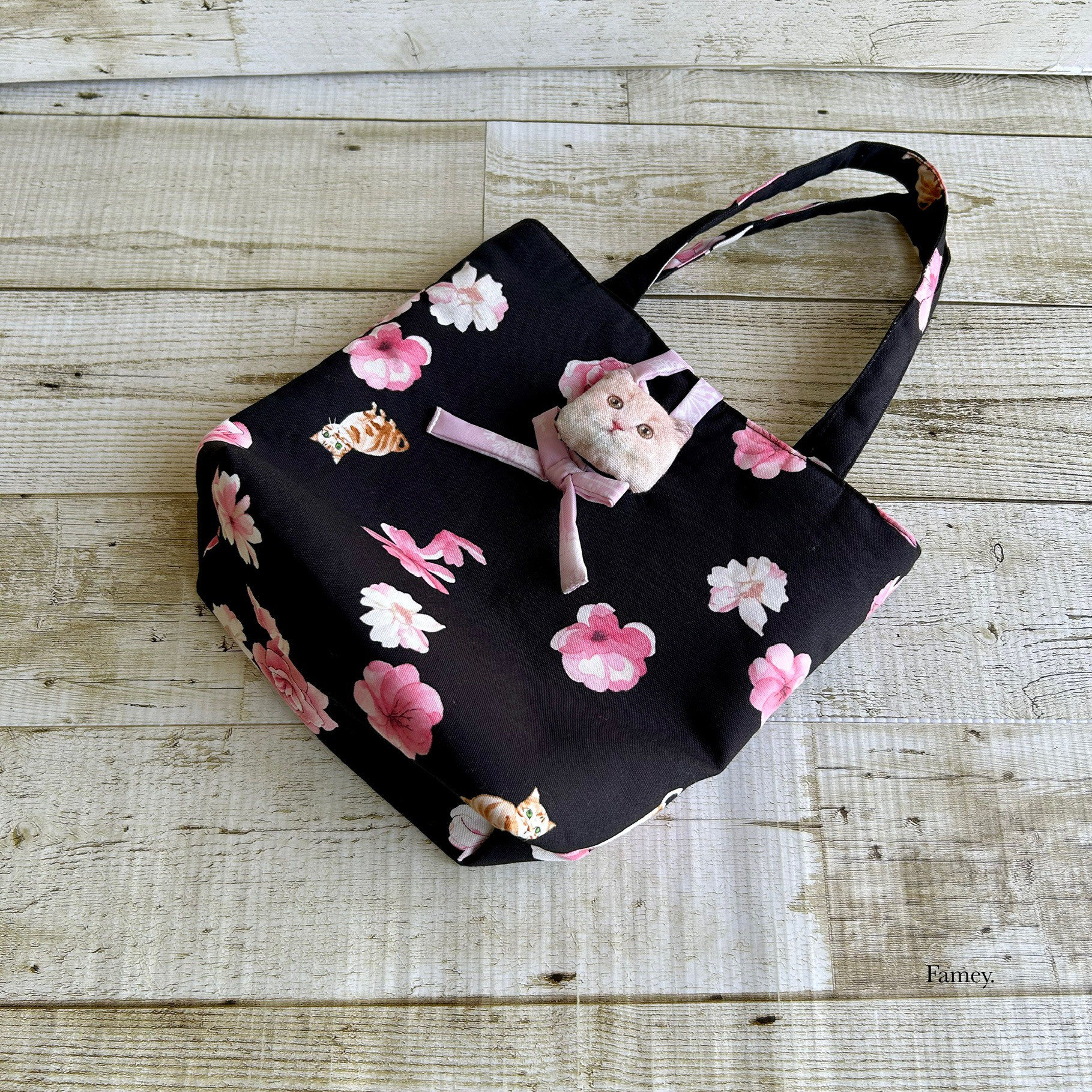 大人かわいいお花と猫ちゃんのトートバッグ　コットン　猫　リボン　flower