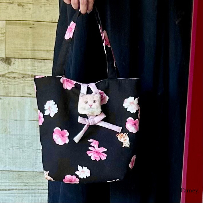 大人かわいいお花と猫ちゃんのトートバッグ　コットン　猫　リボン　flower