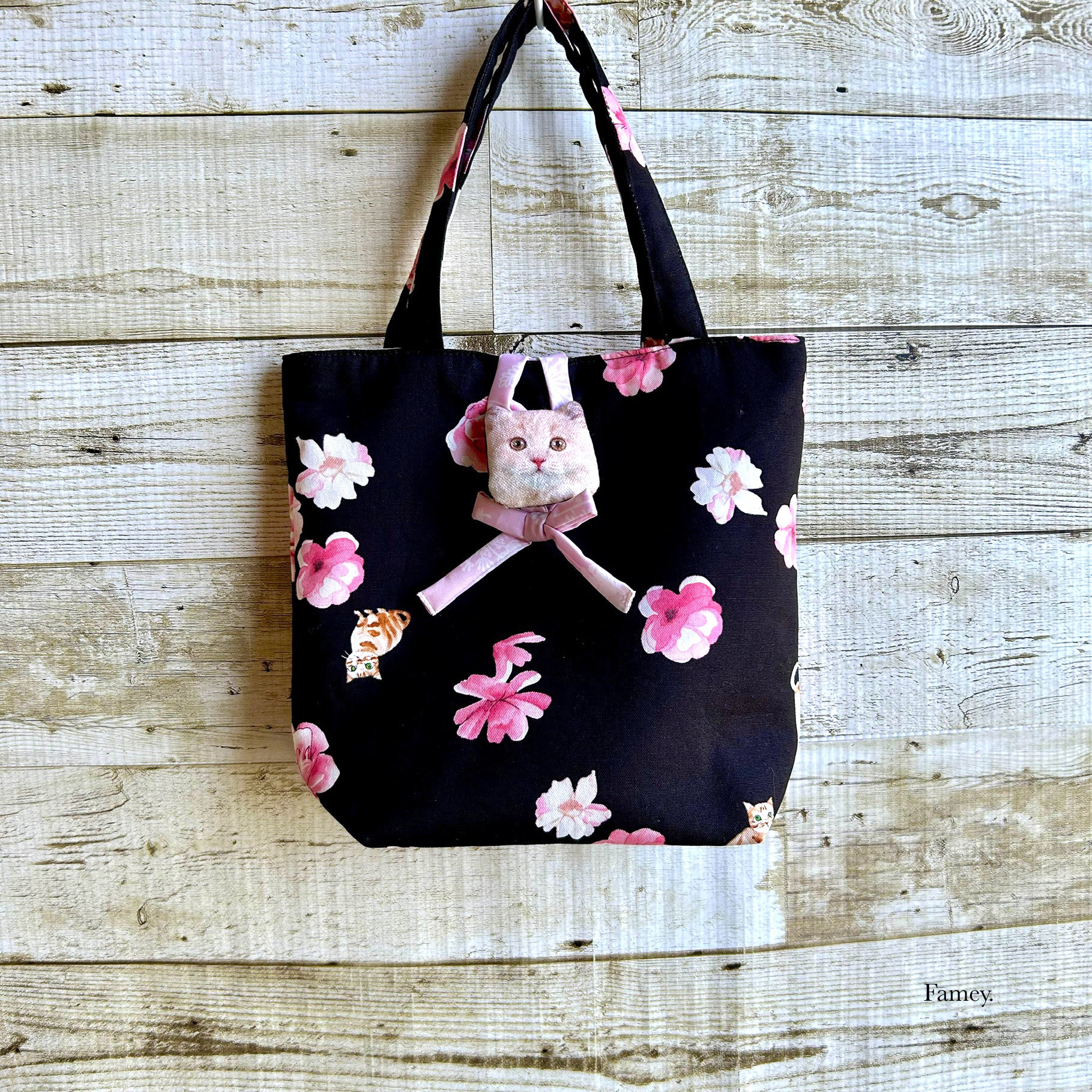 大人かわいいお花と猫ちゃんのトートバッグ　コットン　猫　リボン　flower