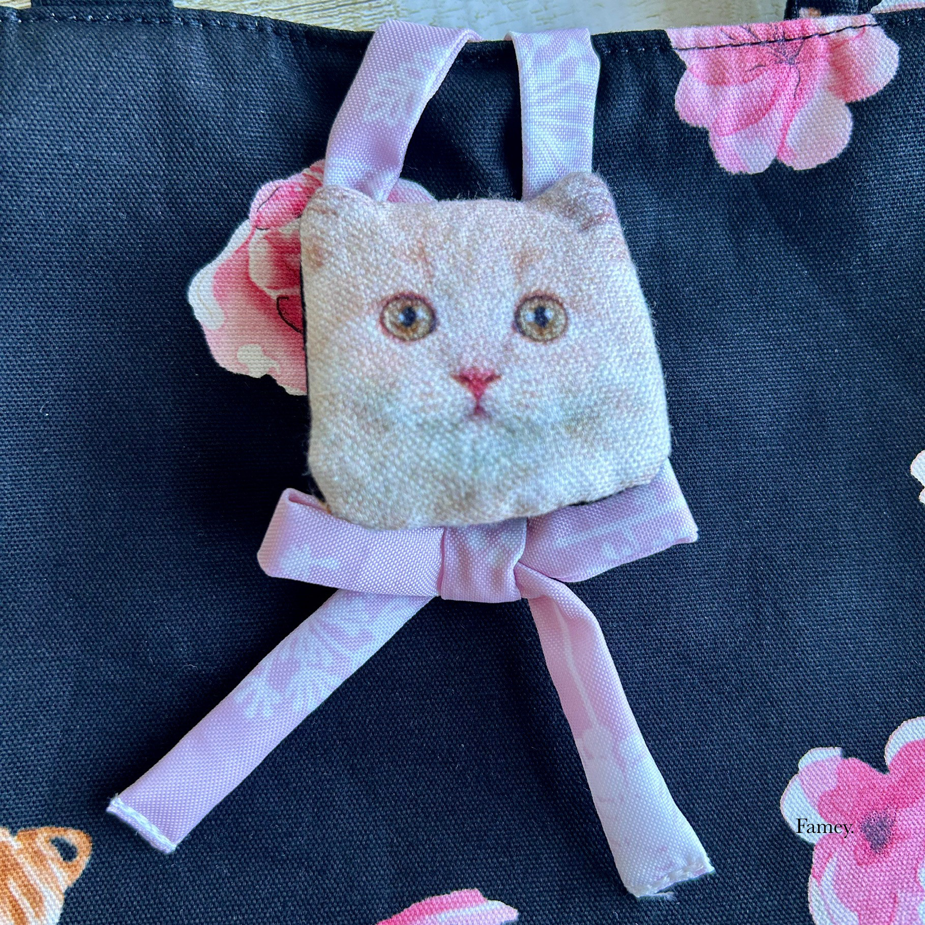 大人かわいいお花と猫ちゃんのトートバッグ　コットン　猫　リボン　flower