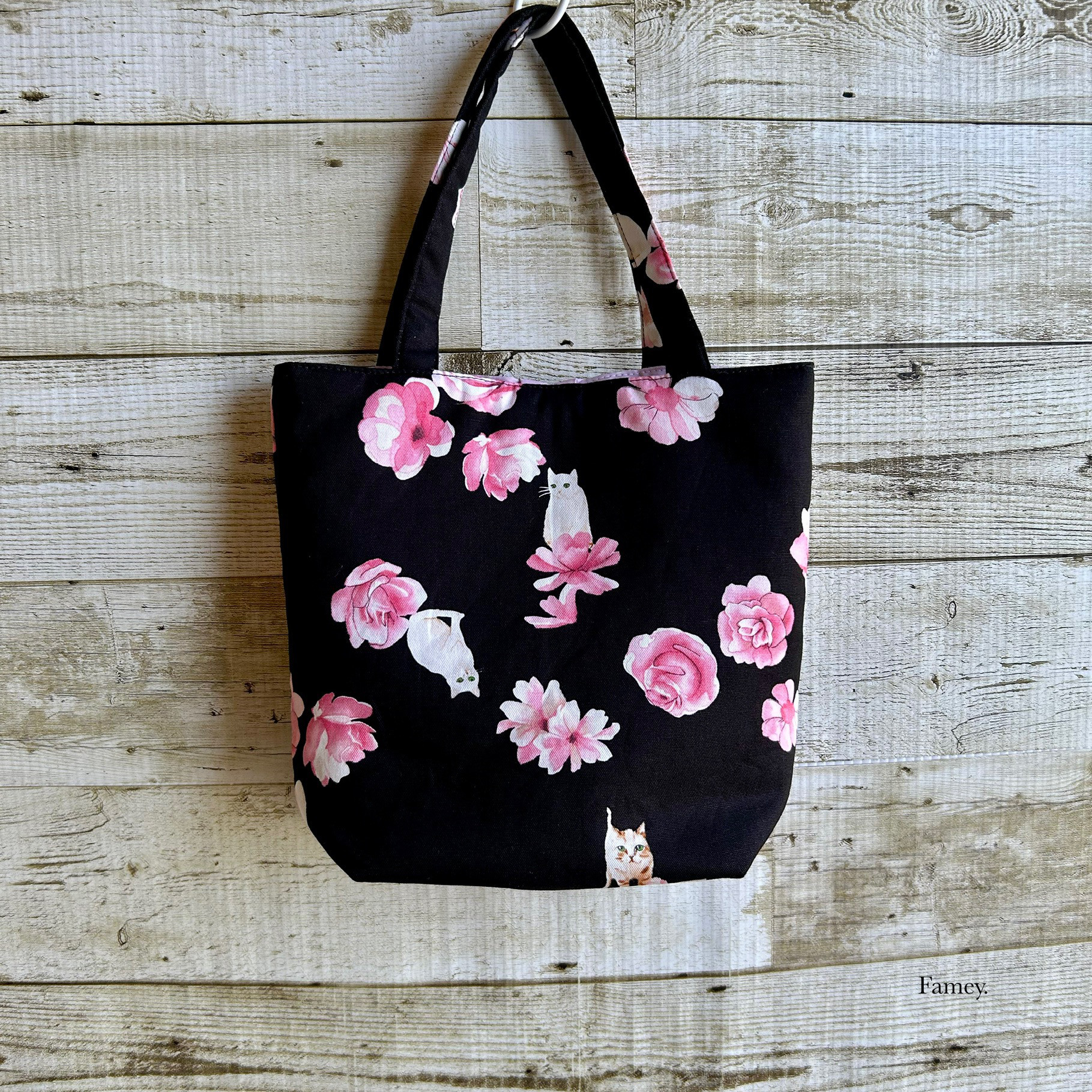 大人かわいいお花と猫ちゃんのトートバッグ　コットン　猫　リボン　flower