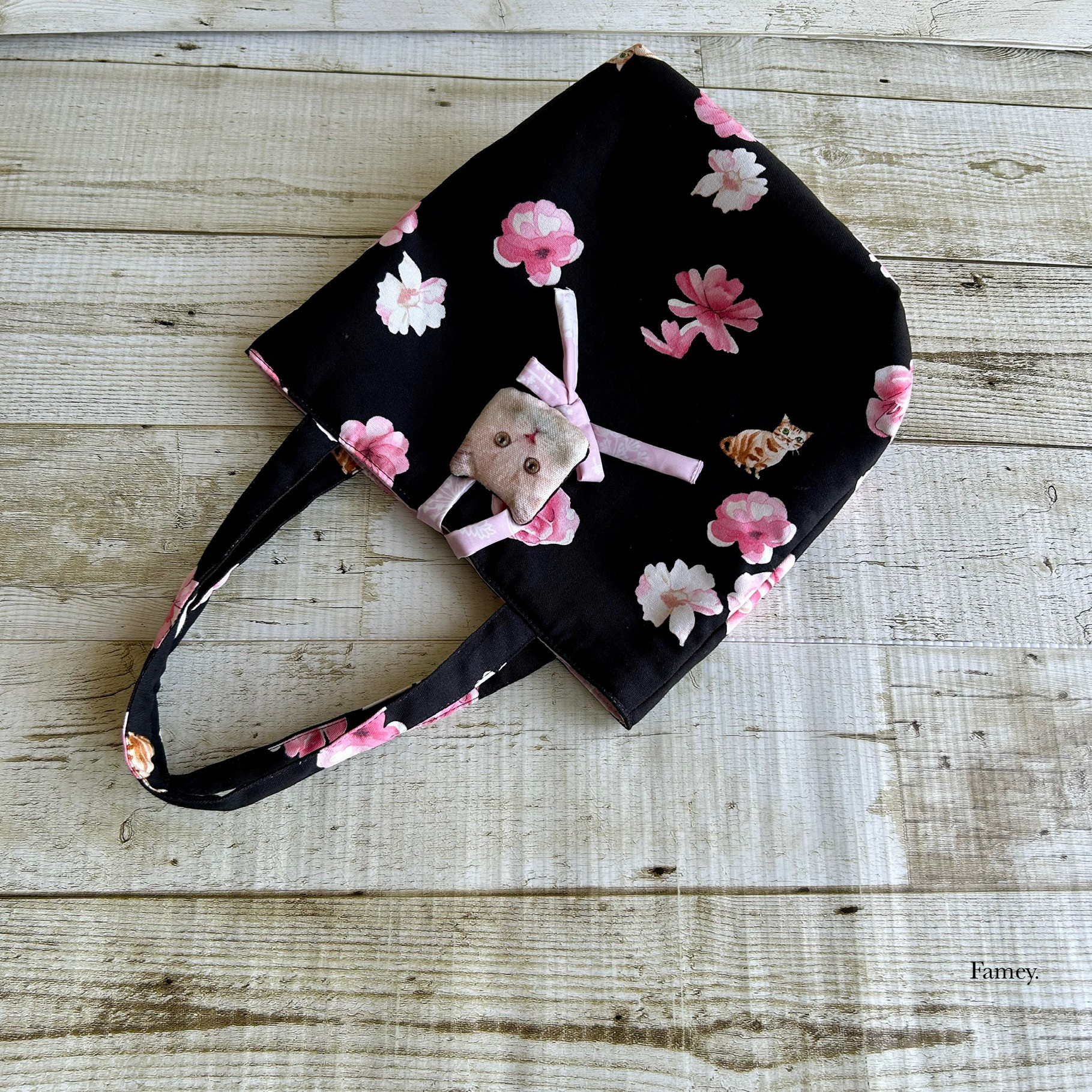 大人かわいいお花と猫ちゃんのトートバッグ　コットン　猫　リボン　flower