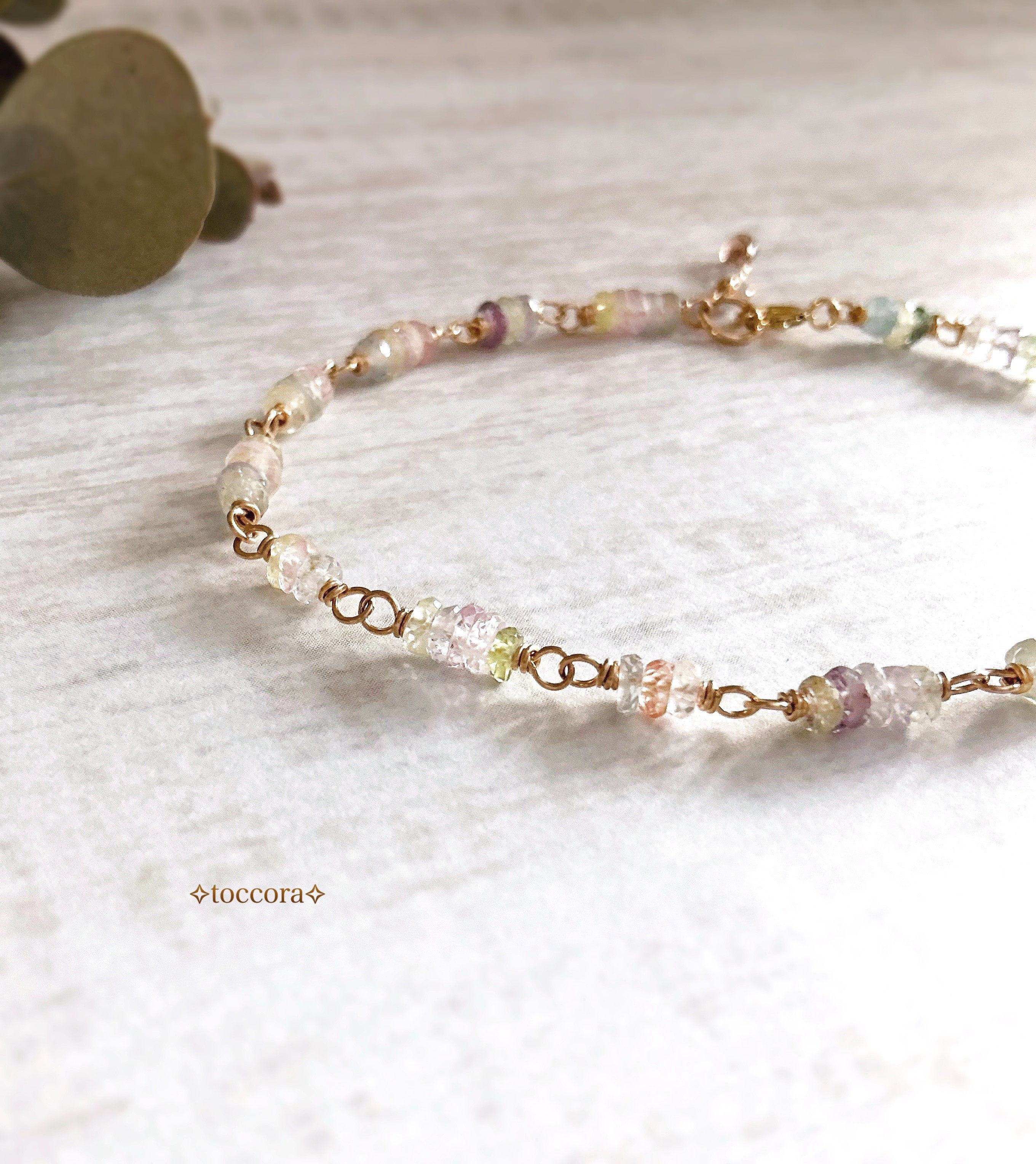 【送料無料】天然石と14kgfꕤ*.ﾟブレスレット〜非加熱サファイアの重なり 淡マルチカラー〜