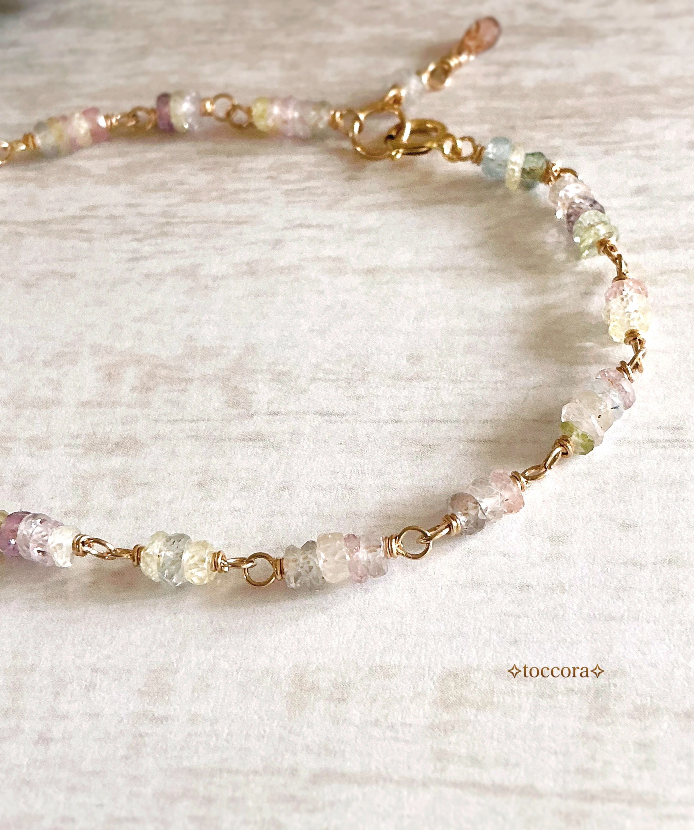 【送料無料】天然石と14kgfꕤ*.ﾟブレスレット〜非加熱サファイアの重なり 淡マルチカラー〜