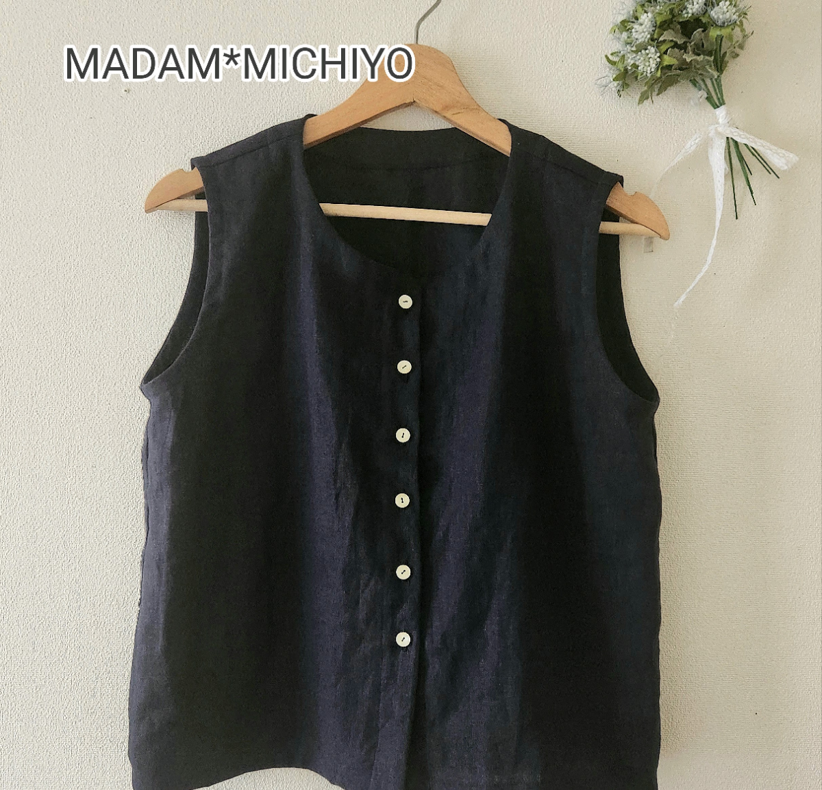 ★リネンのベスト 小さなボタンがポイント！ ノースリーブブラウスとしてもオシャレ