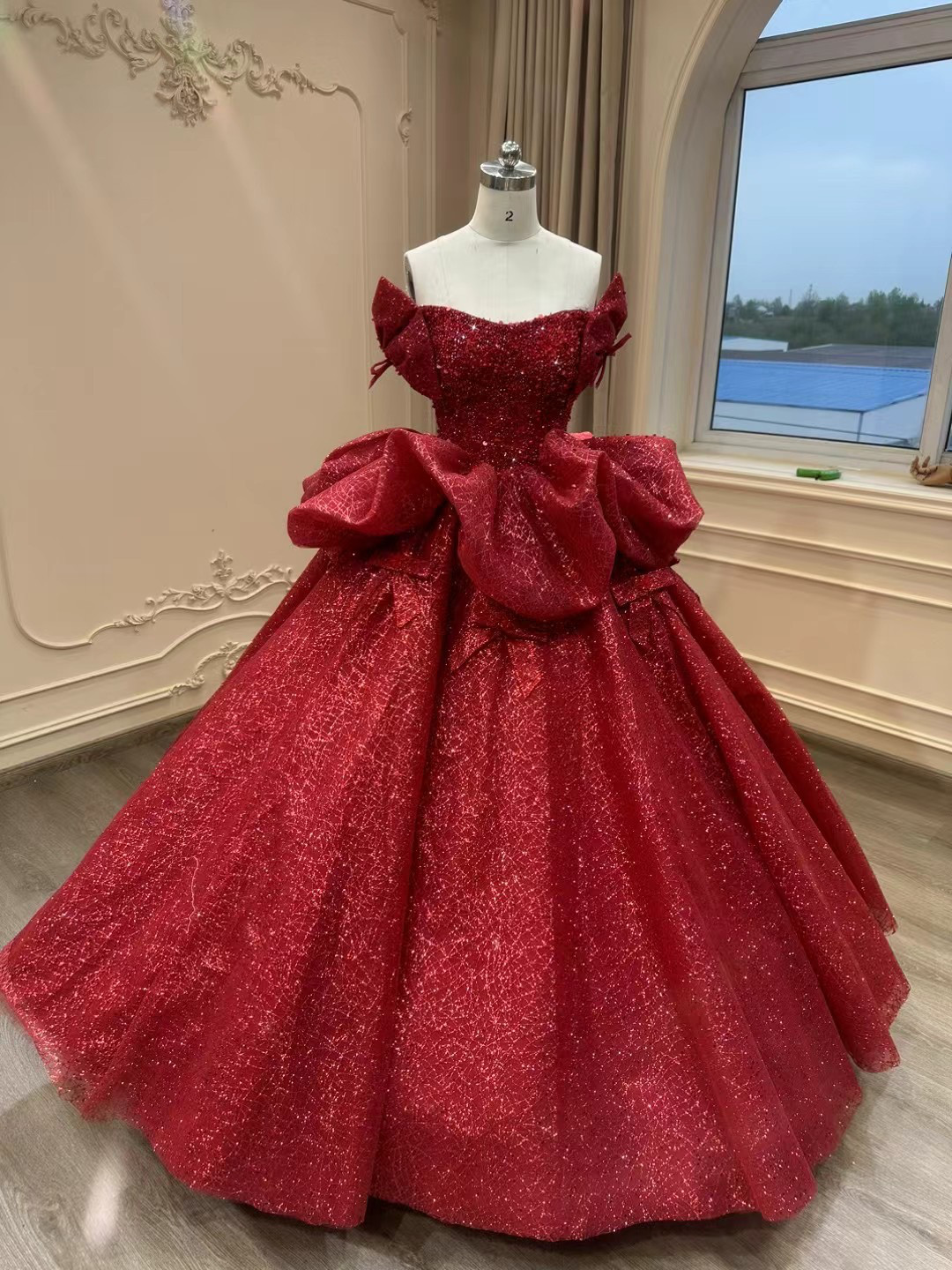 売れ激人気商品赤色　床付く　全体的にグリッター　美品　リボン袖　チューブトップ　水波プリンセス　結婚式花嫁披露宴お呼ばれ