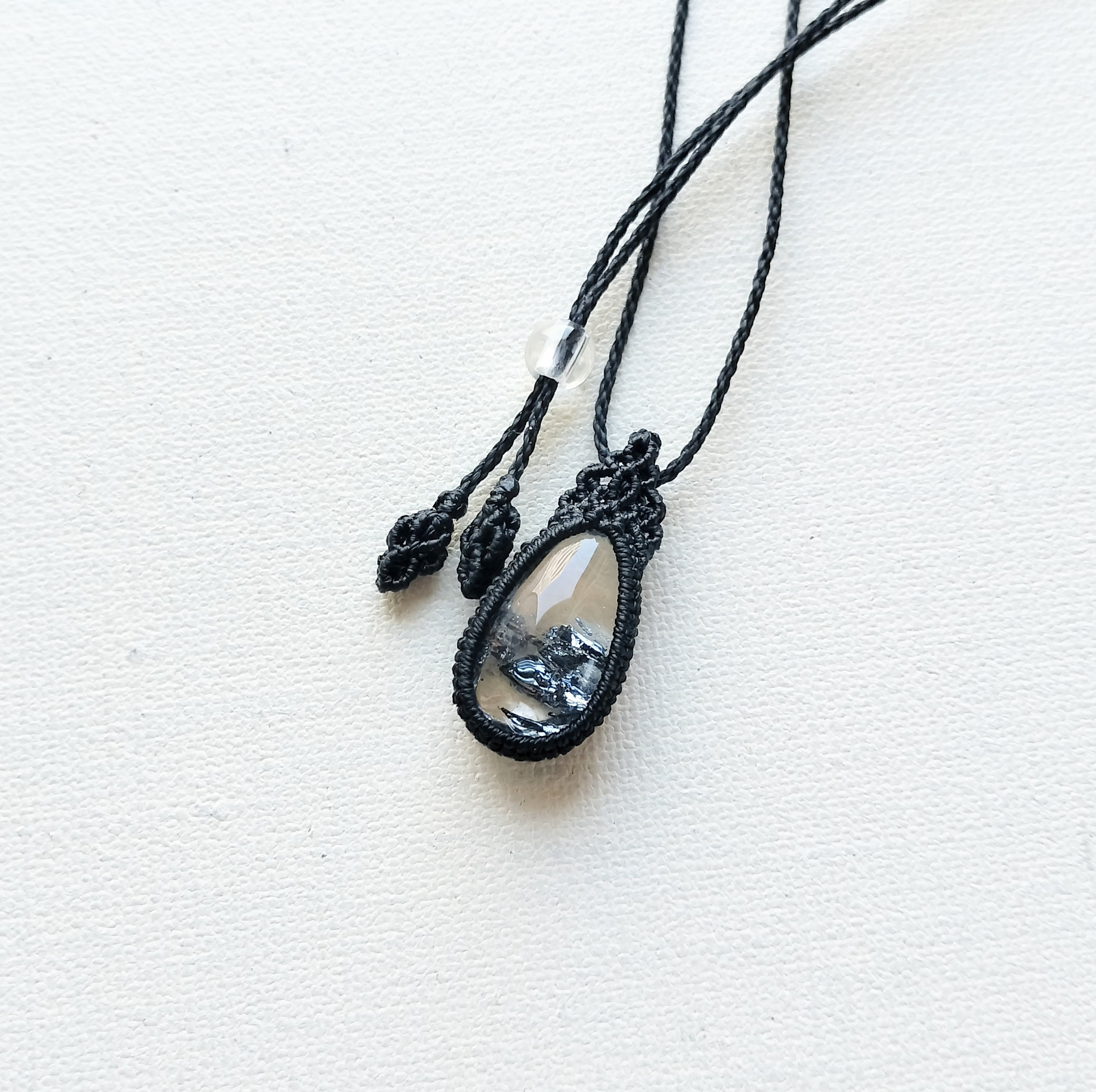 スティブナイトインクォーツ・マクラメペンダントdr