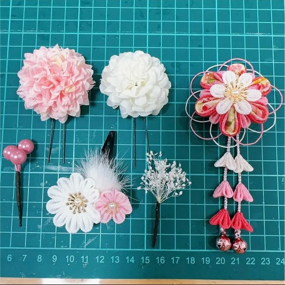 七五三 髪飾り 3歳 7歳 753 つまみ細工 浴衣 着物 小物 鈴 白 ピンク キッズ 子ども 6枚目の画像