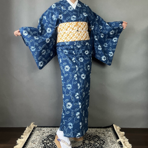 絞り風藍色花柄着物 着物 花鹿 kajika 通販 19657332｜Creema(クリーマ)