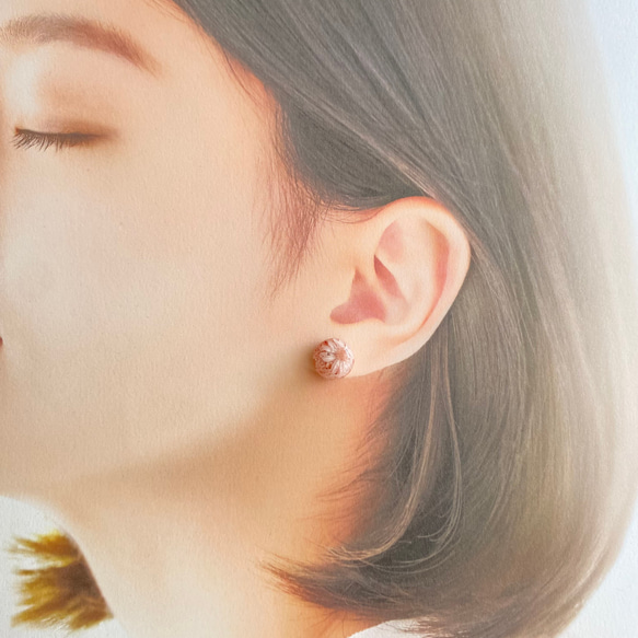 【コーラルピンク】スターフラワーとかすみ草の一粒ピアス 4枚目の画像