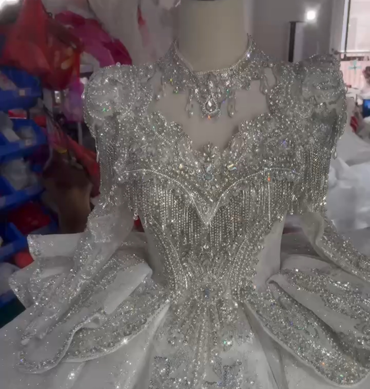 送料無料　イリュージョンネック　長袖　床付く　エレガント優雅　チュール　刺繍つきスパコールキラキラスカートブライダル挙式